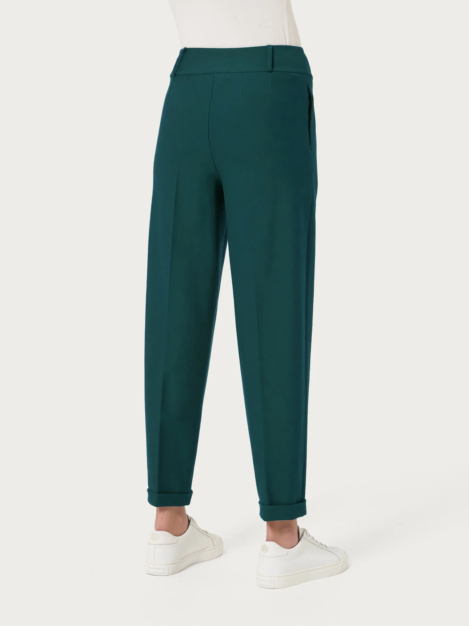 Pantalone a carota con tasche e pinces in Compact - Rain Forest - Image 2