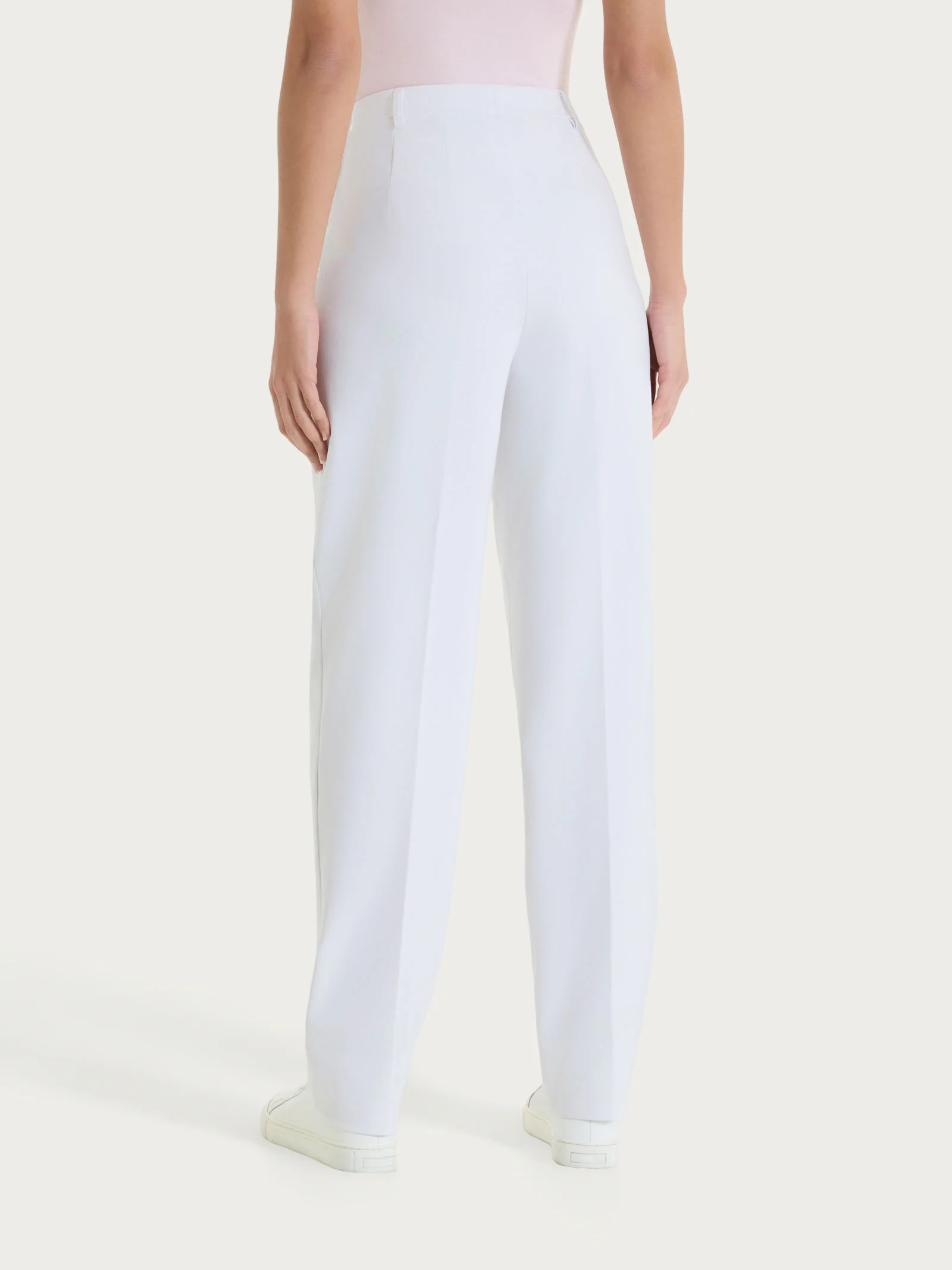 Pantalone a carota con tasche e pinces in Compact Light - Bianco - Image 2