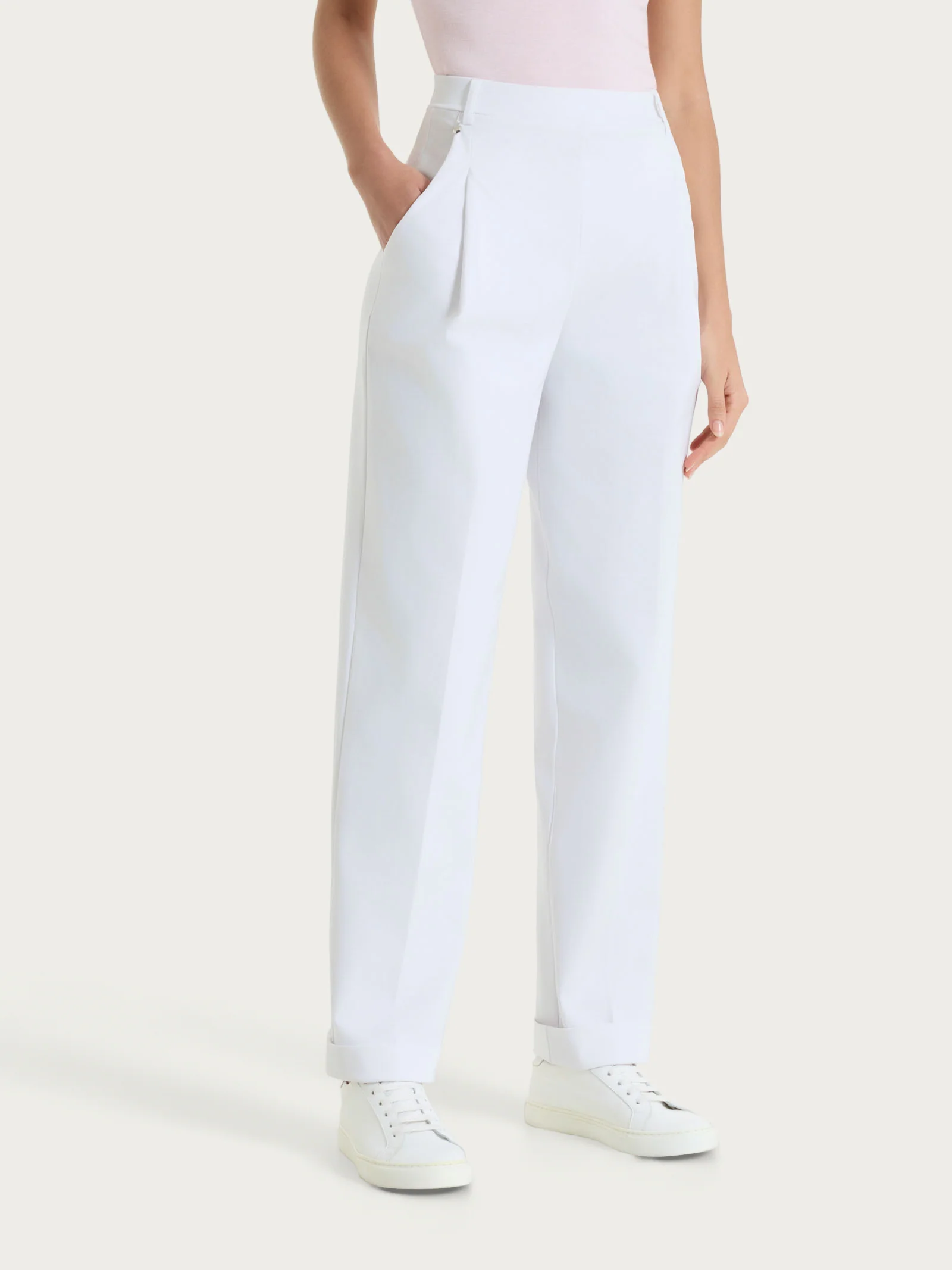 Pantalone a carota con tasche e pinces in Compact Light - Bianco - Image 3