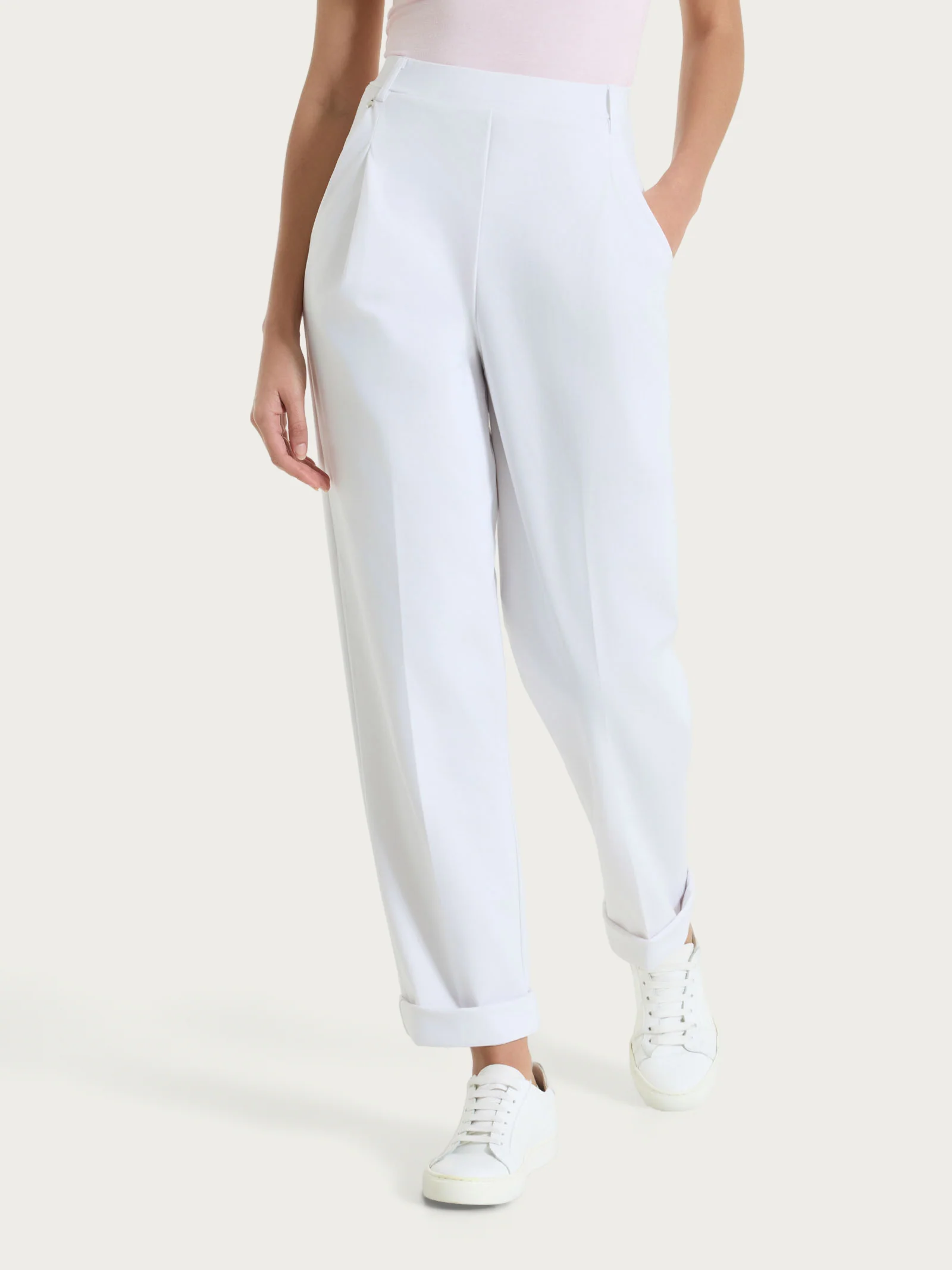 Pantalone a carota con tasche e pinces in Compact Light - Bianco - Image 4