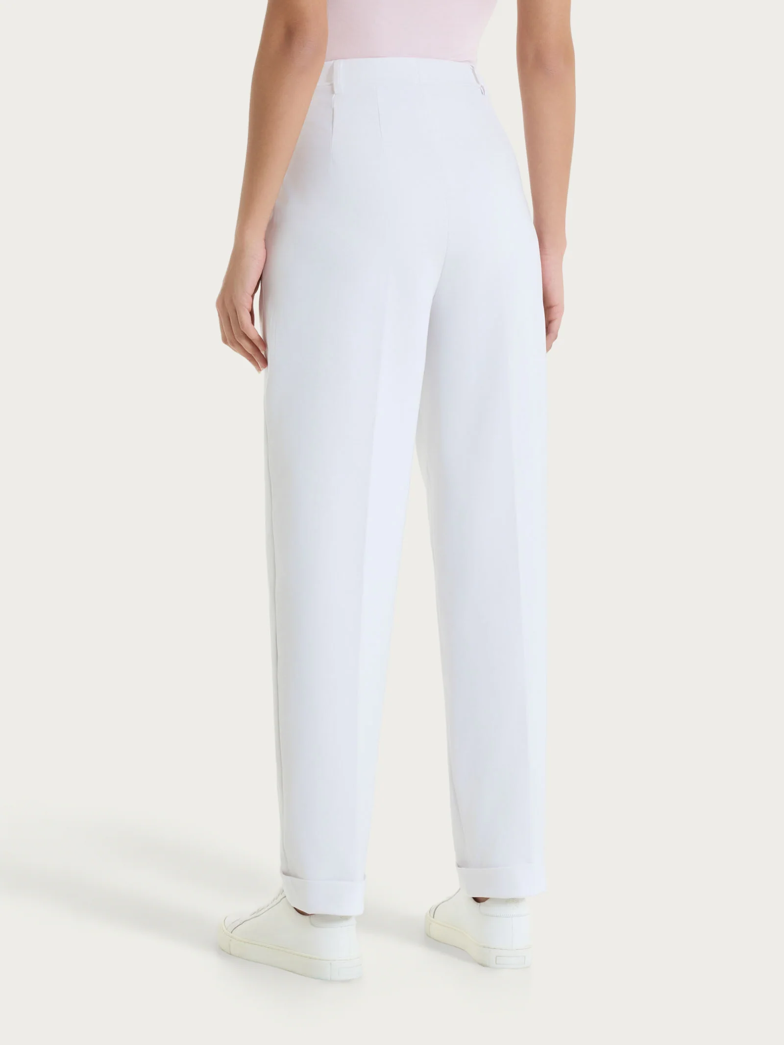 Pantalone a carota con tasche e pinces in Compact Light - Bianco - Image 5
