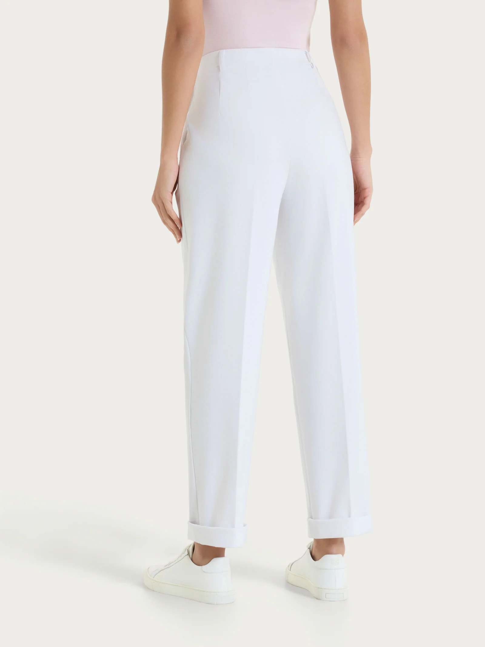 Pantalone a carota con tasche e pinces in Compact Light - Bianco - Image 6