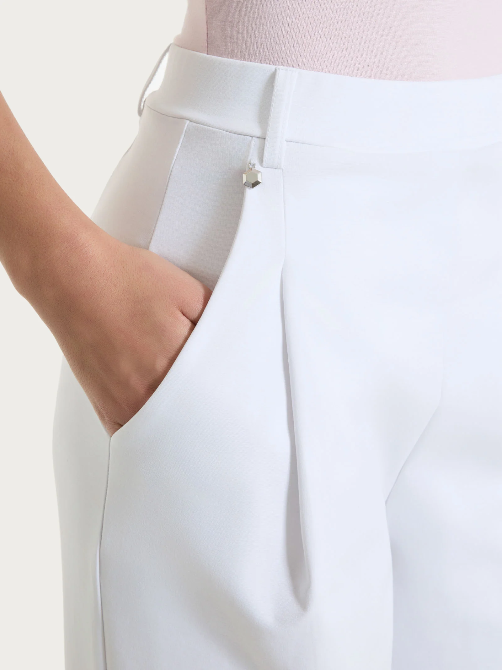 Pantalone a carota con tasche e pinces in Compact Light - Bianco - Image 7