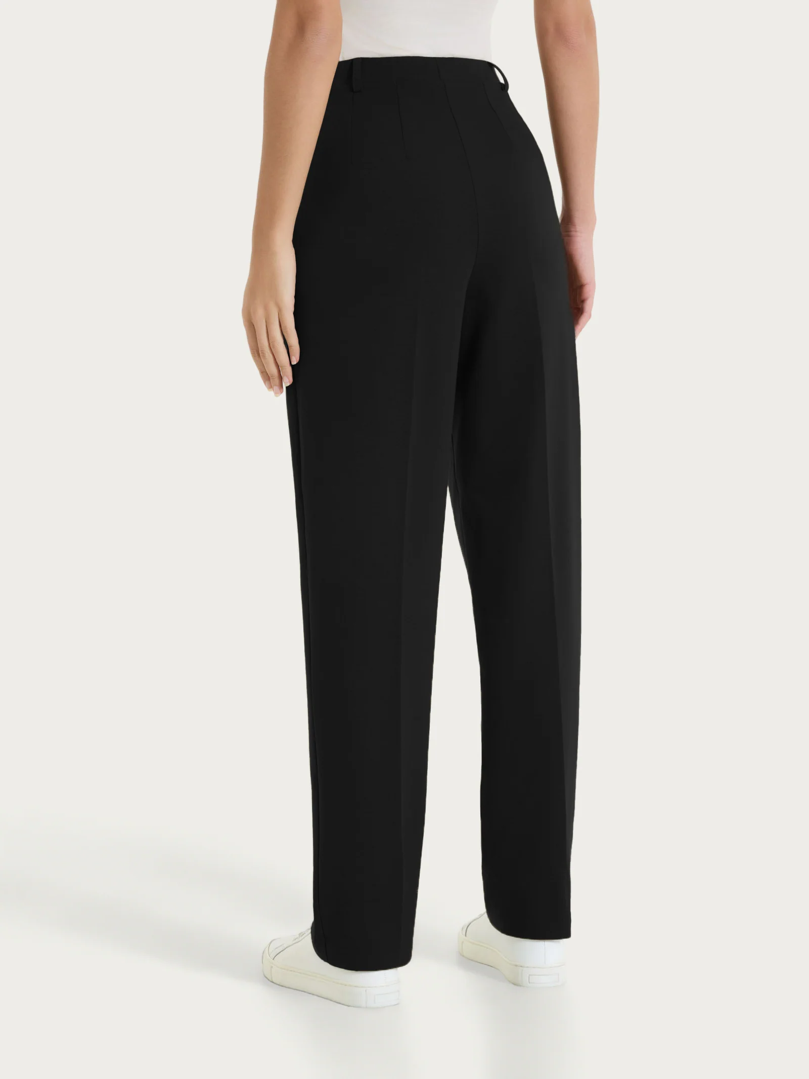 Pantalone a carota con tasche e pinces in Compact Light - Nero - Image 3
