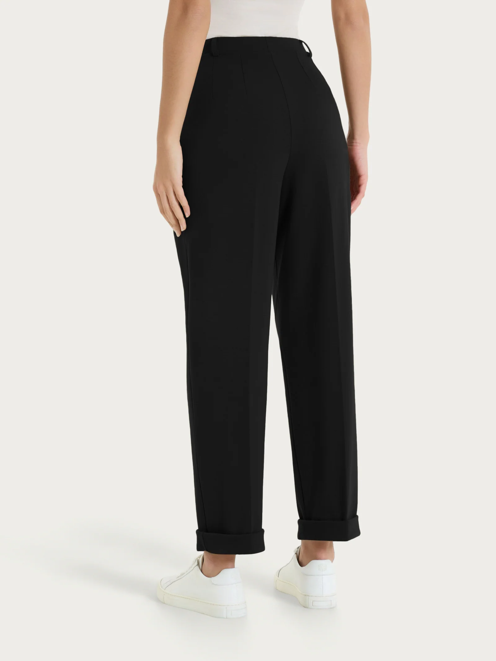 Pantalone a carota con tasche e pinces in Compact Light - Nero - Image 4