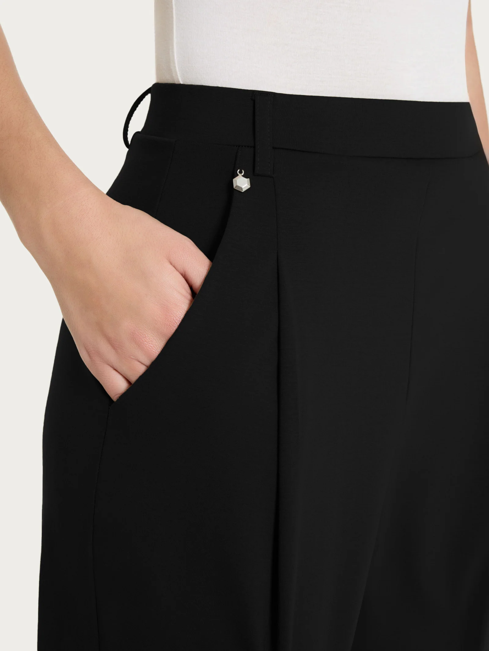 Pantalone a carota con tasche e pinces in Compact Light - Nero - Image 5