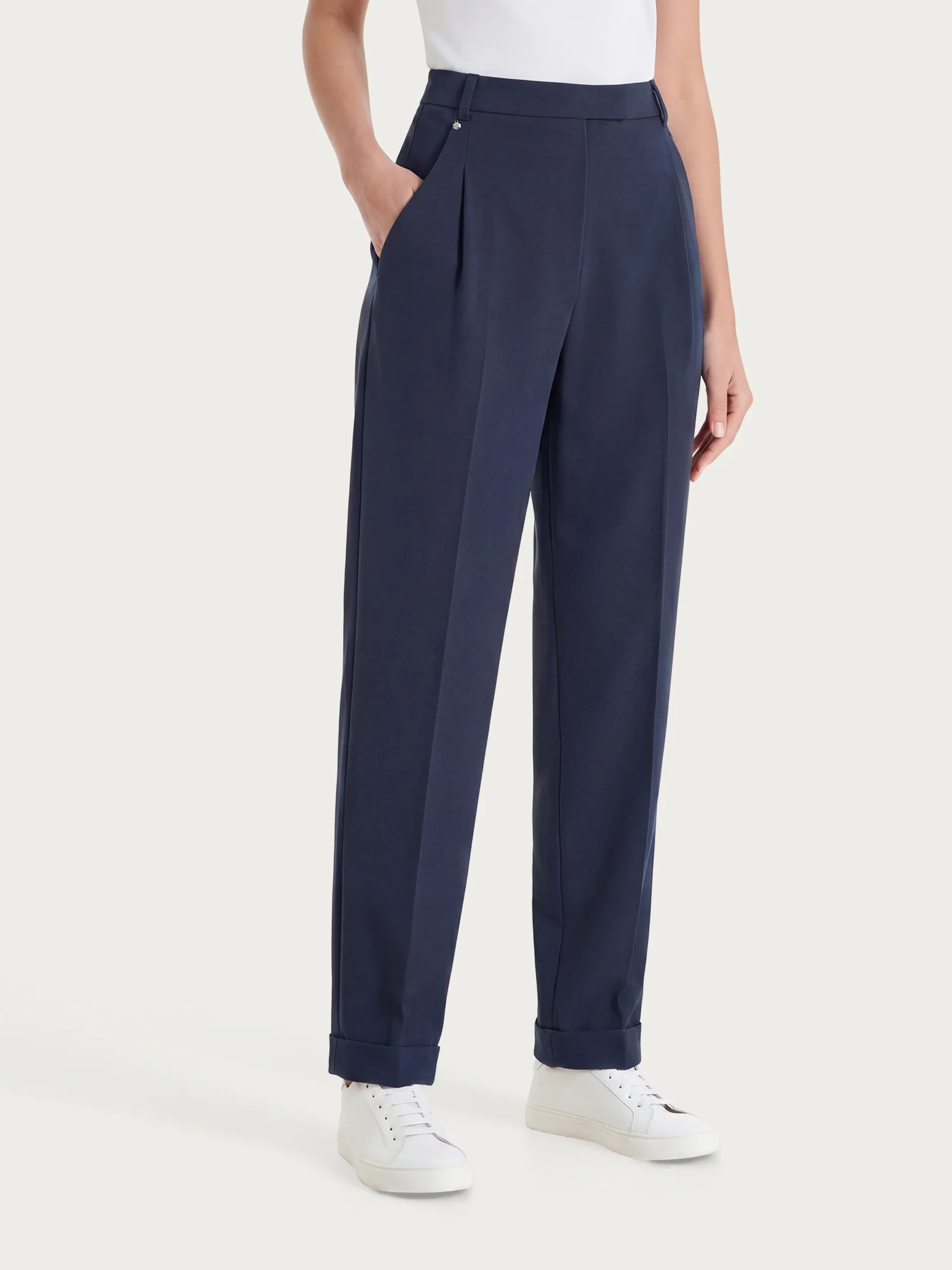 Pantalone a carota con tasche e pinces in Compact Light - Bleu - Image 2