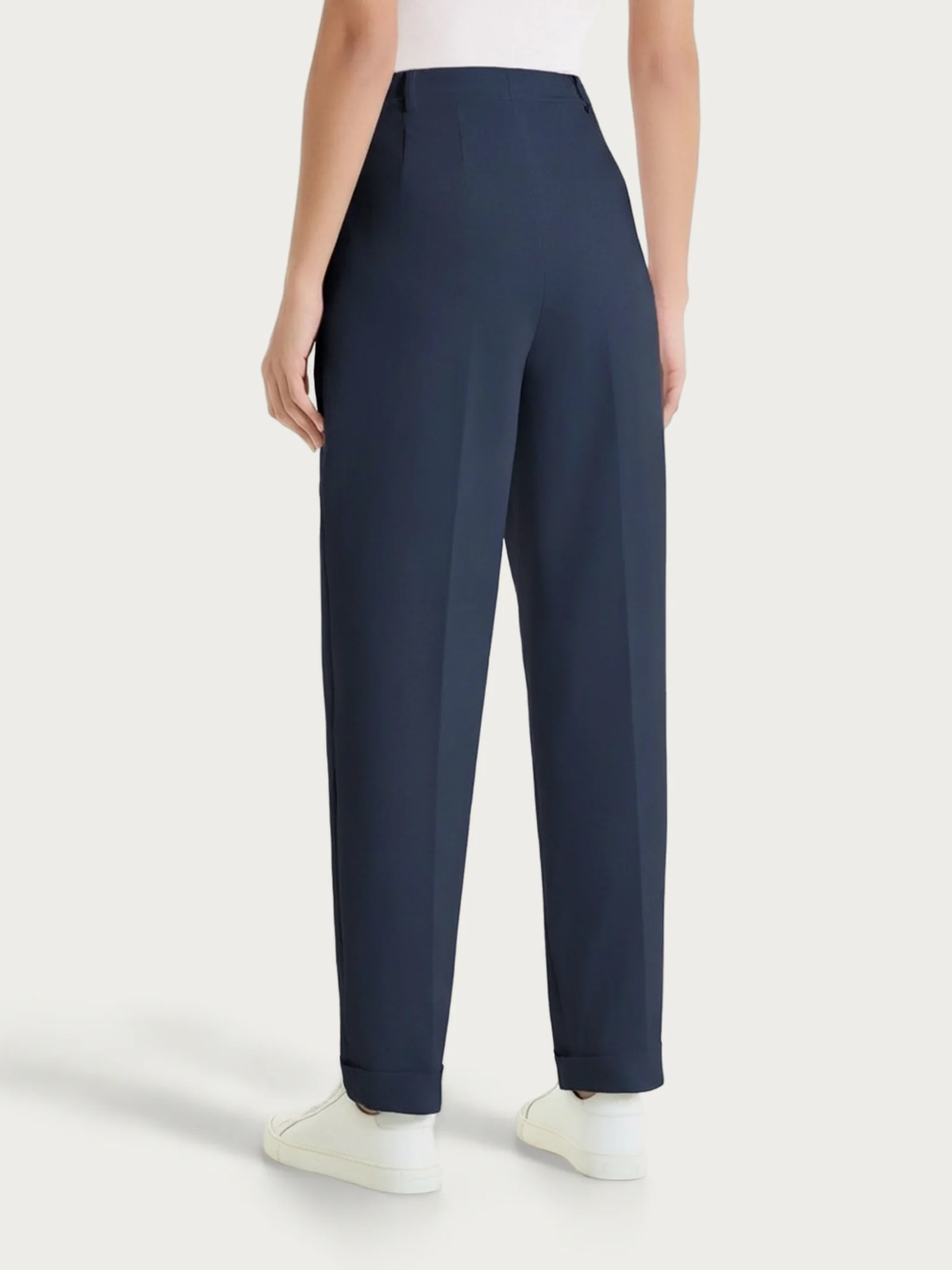 Pantalone a carota con tasche e pinces in Compact Light - Bleu - Image 3