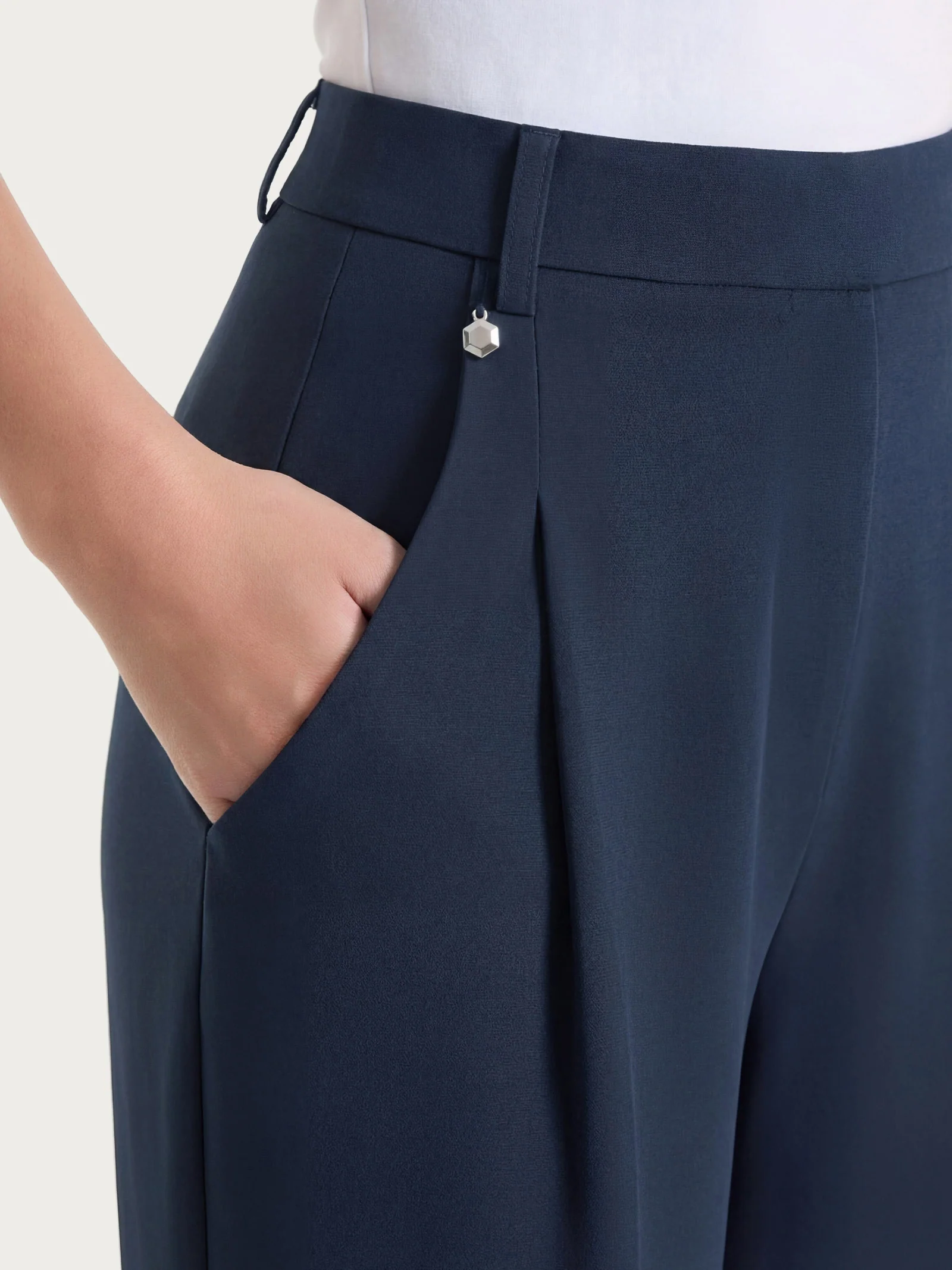 Pantalone a carota con tasche e pinces in Compact Light - Bleu - Image 4