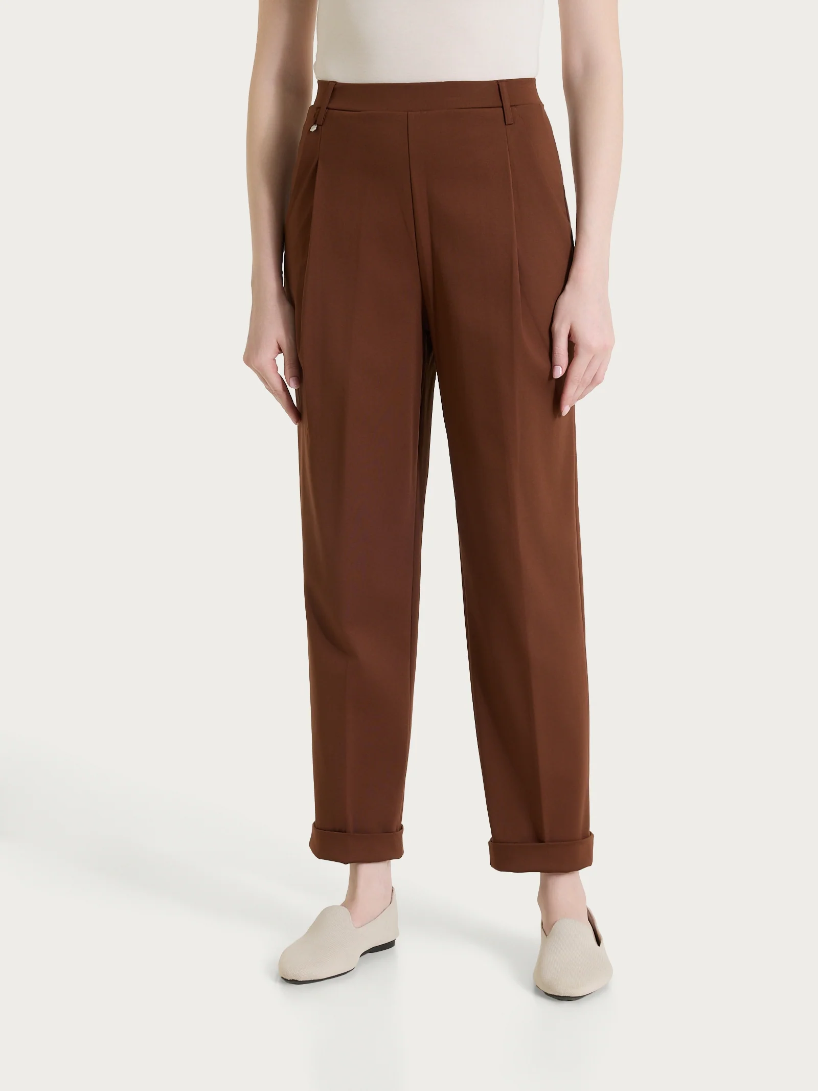Pantalone a carota con tasche e pinces in Compact Light - Cappuccino - Image 2