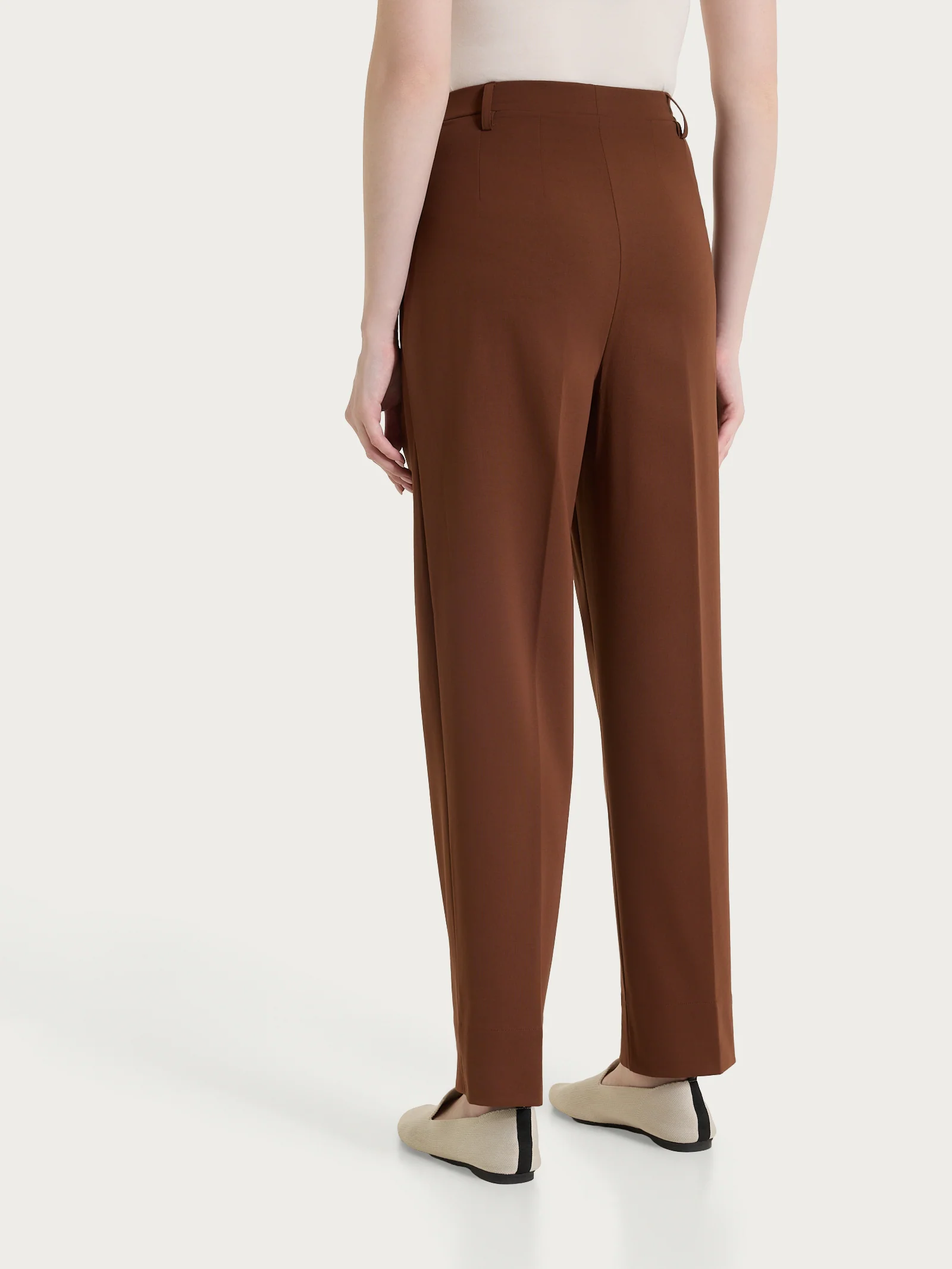 Pantalone a carota con tasche e pinces in Compact Light - Cappuccino - Image 3