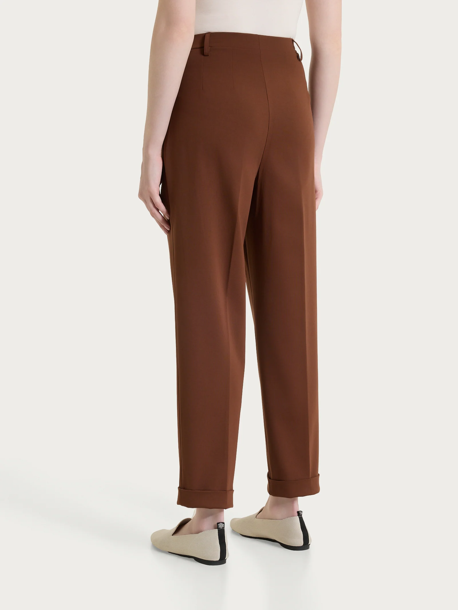 Pantalone a carota con tasche e pinces in Compact Light - Cappuccino - Image 4