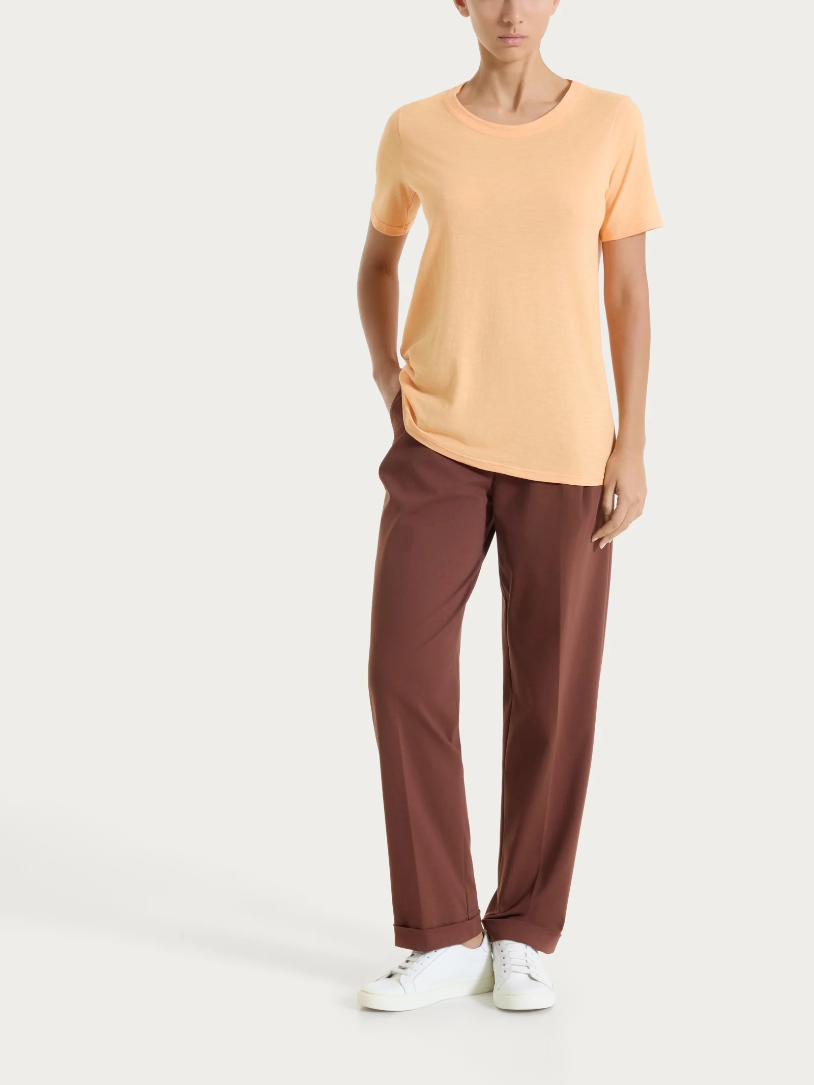 Pantalone a carota con tasche e pinces in Compact Light - Cappuccino - Image 6