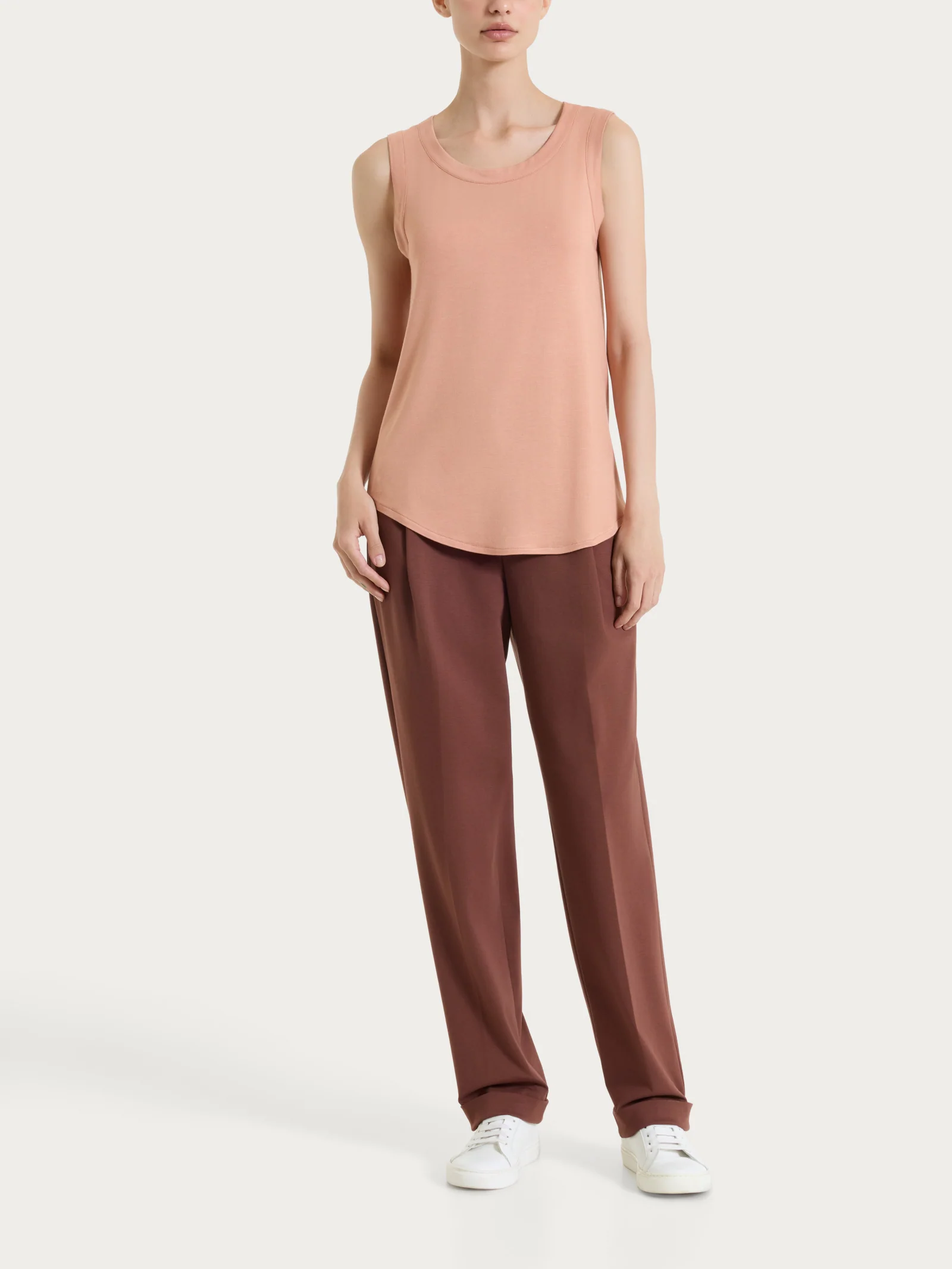Pantalone a carota con tasche e pinces in Compact Light - Cappuccino - Image 7