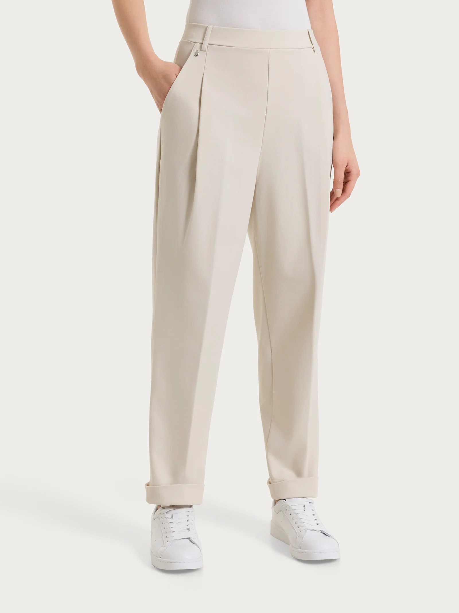 Pantalone a carota con tasche e pinces in Compact Light - Champignon - Image 2