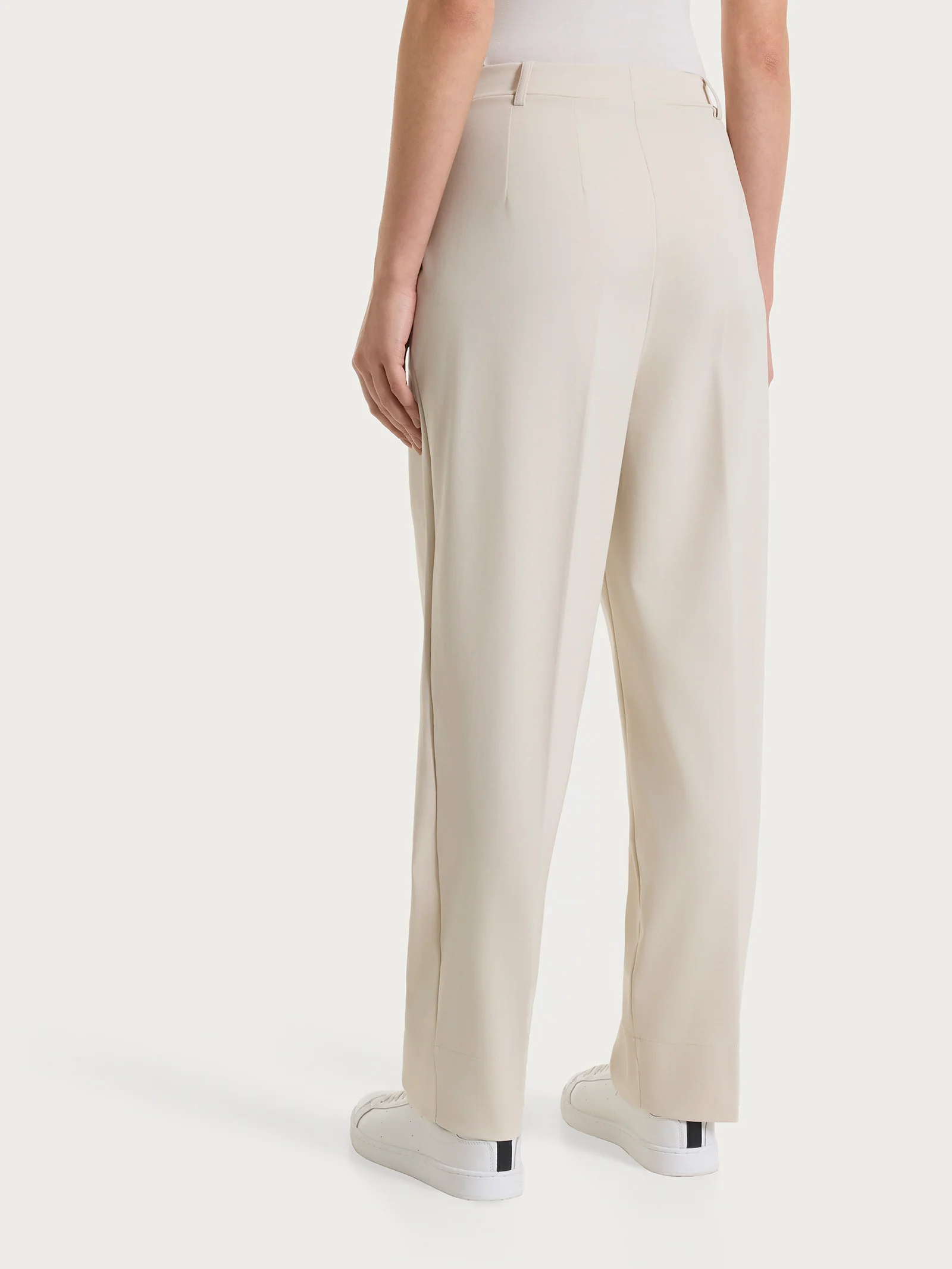 Pantalone a carota con tasche e pinces in Compact Light - Champignon - Image 3