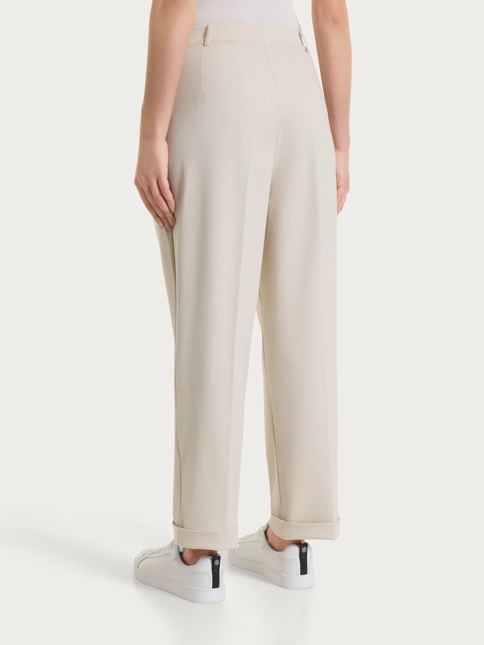 Pantalone a carota con tasche e pinces in Compact Light - Champignon - Image 4