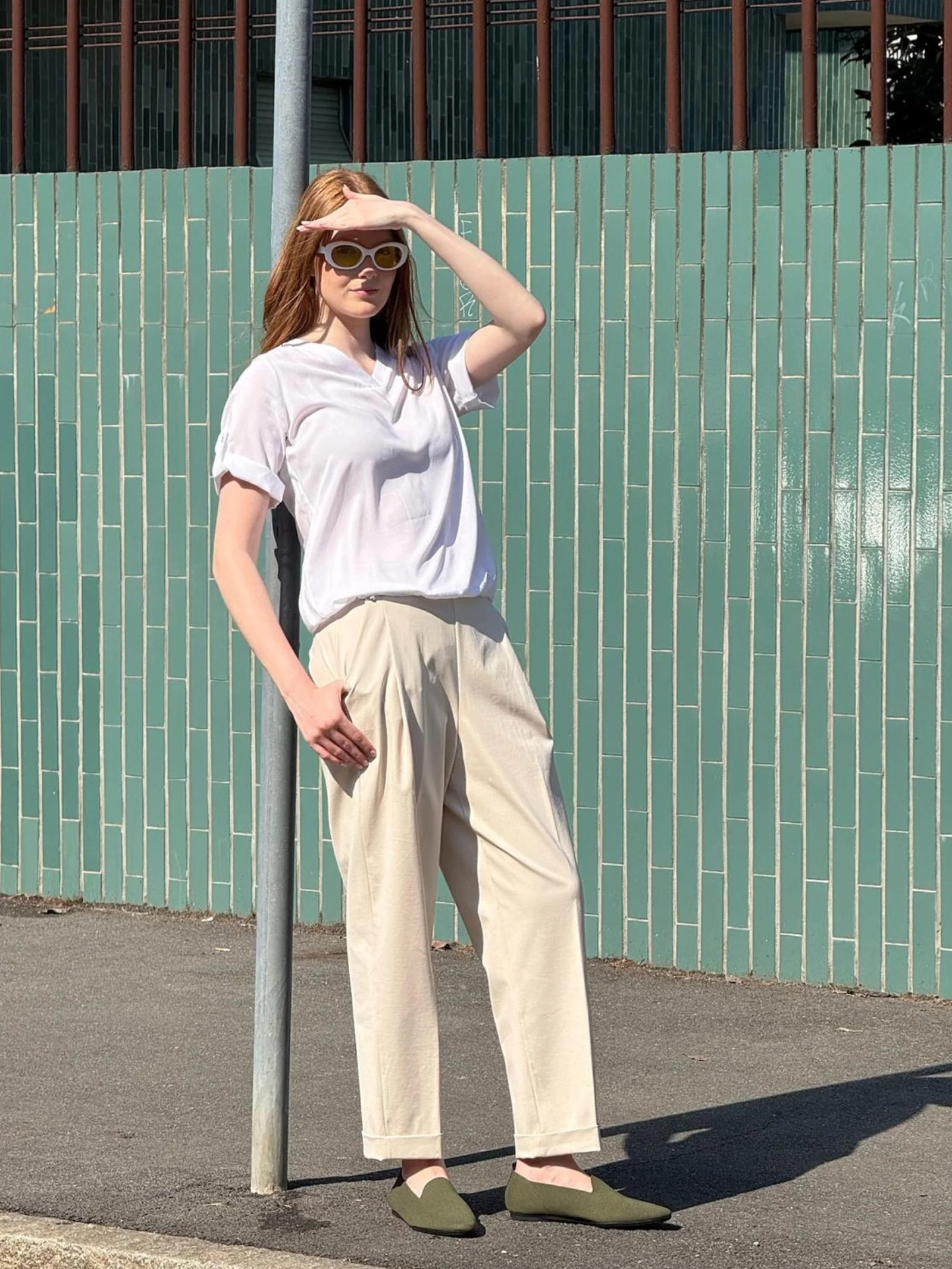 Pantalone a carota con tasche e pinces in Compact Light - Champignon - Image 6