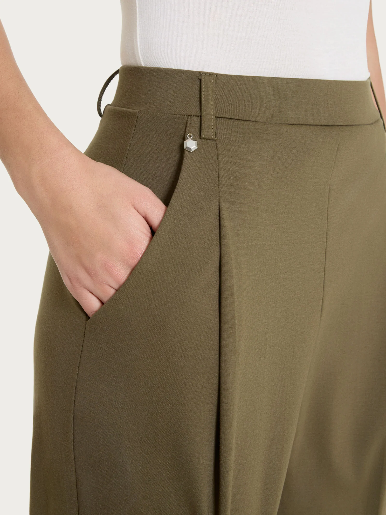 Pantalone a carota con tasche e pinces in Compact Light - Dark Olive - Image 7