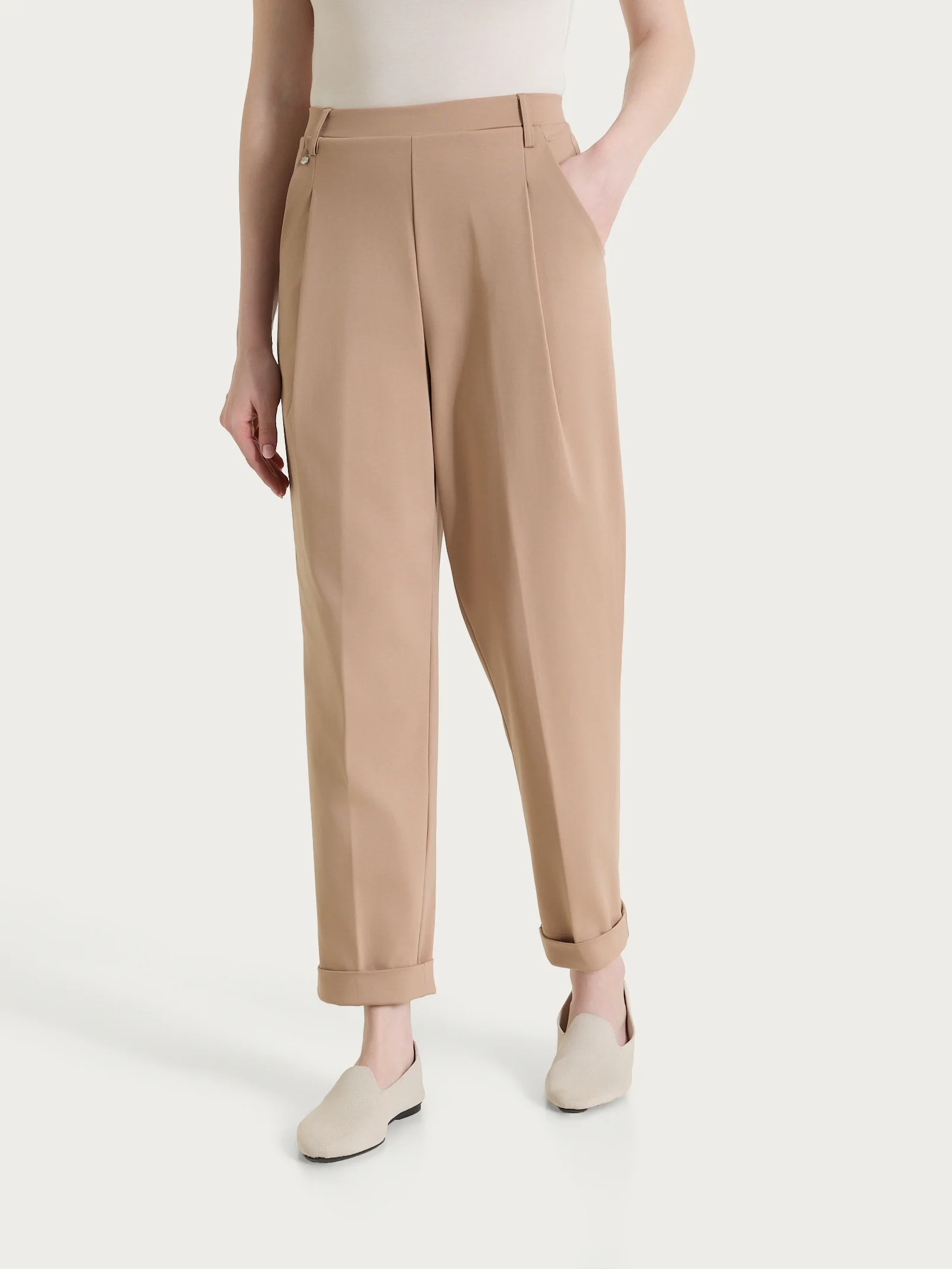 Pantalone a carota con tasche e pinces in Compact Light - Warm Taupe - Image 2