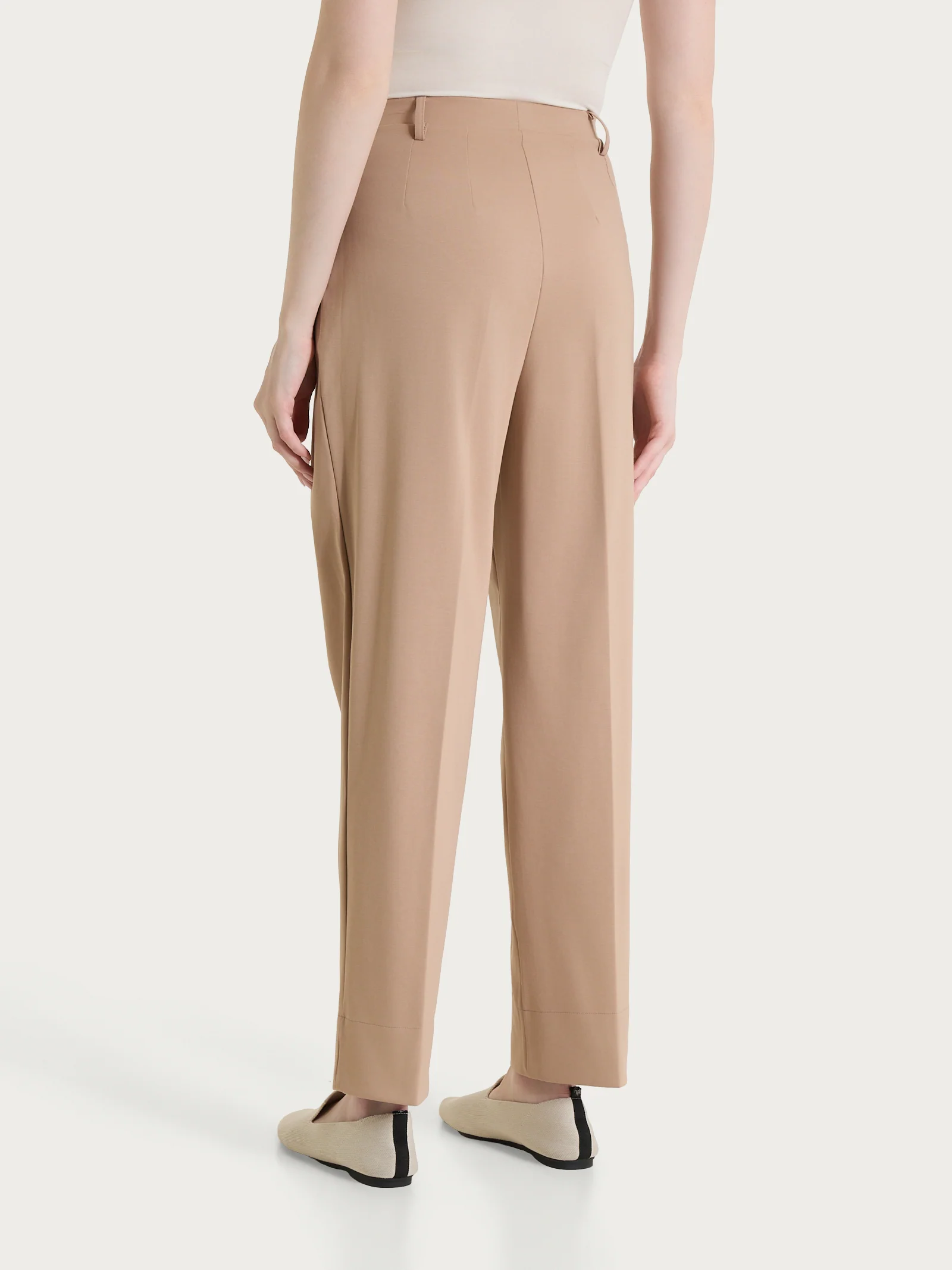 Pantalone a carota con tasche e pinces in Compact Light - Warm Taupe - Image 3