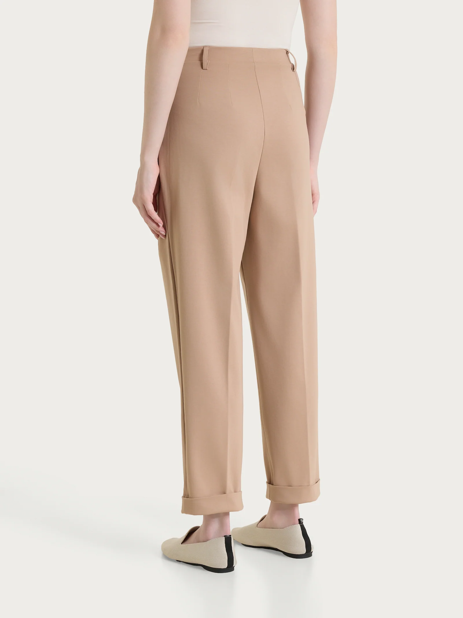 Pantalone a carota con tasche e pinces in Compact Light - Warm Taupe - Image 4