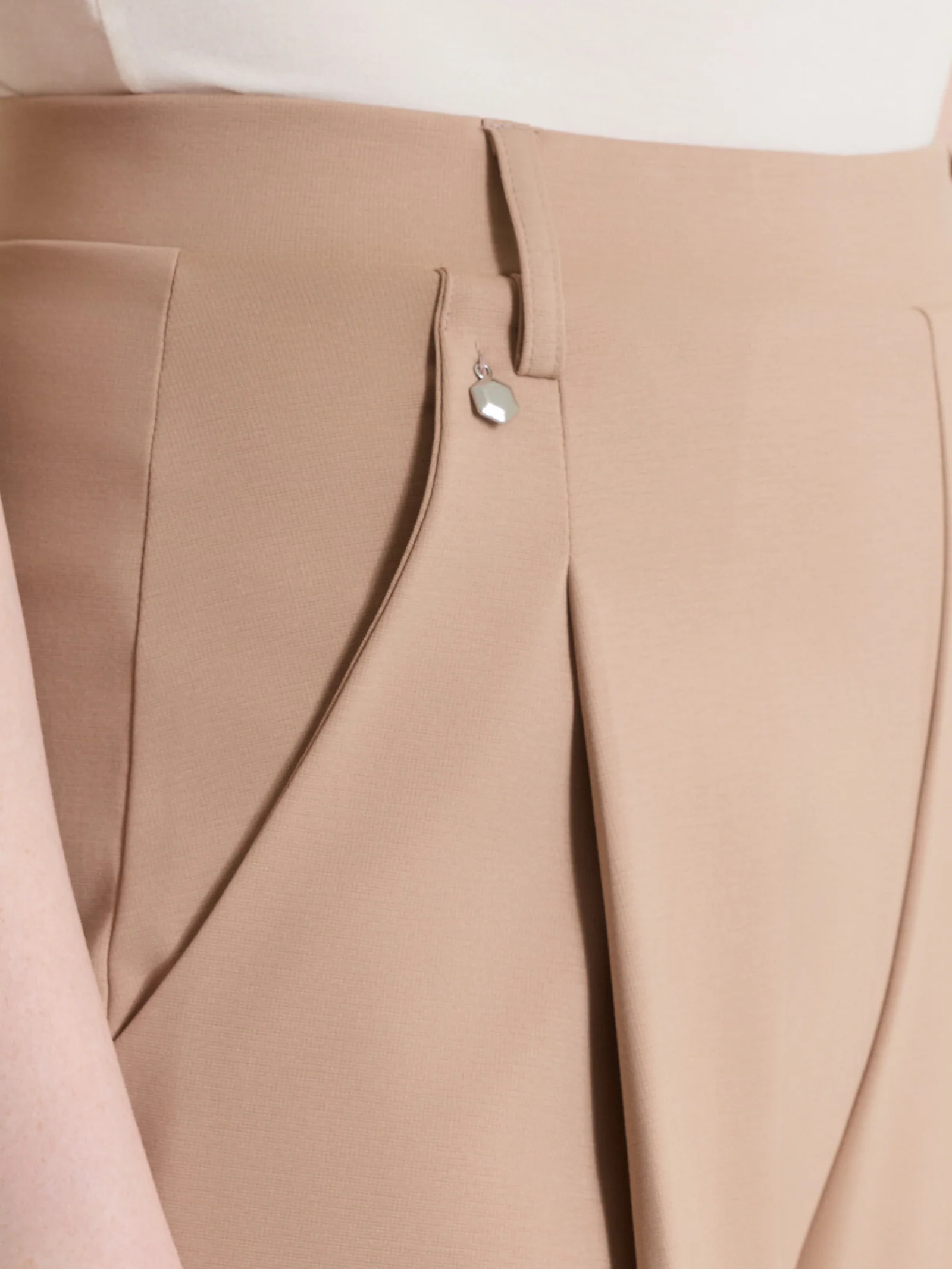 Pantalone a carota con tasche e pinces in Compact Light - Warm Taupe - Image 5