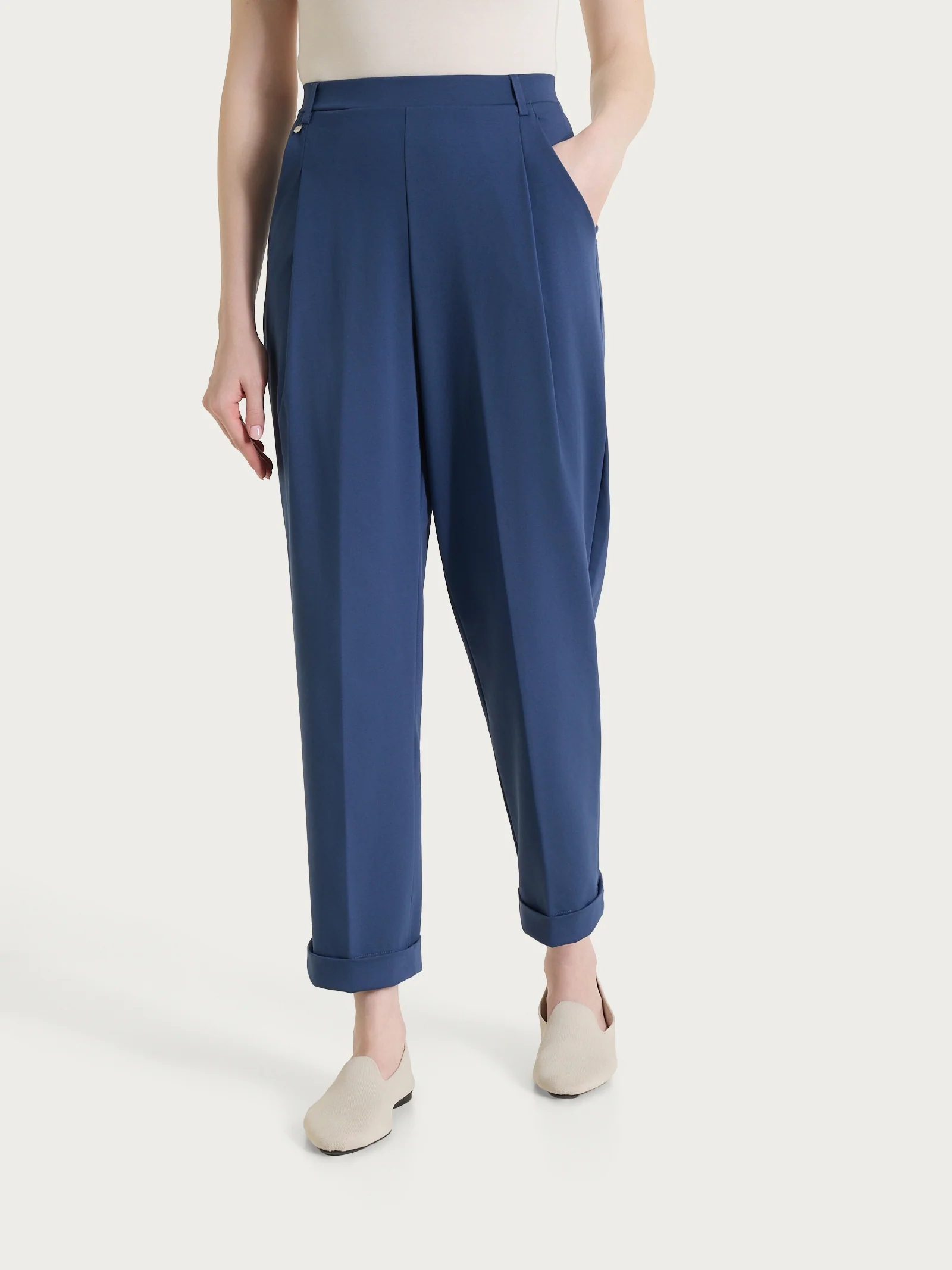 Pantalone a carota con tasche e pinces in Compact Light - Oceana - Image 2