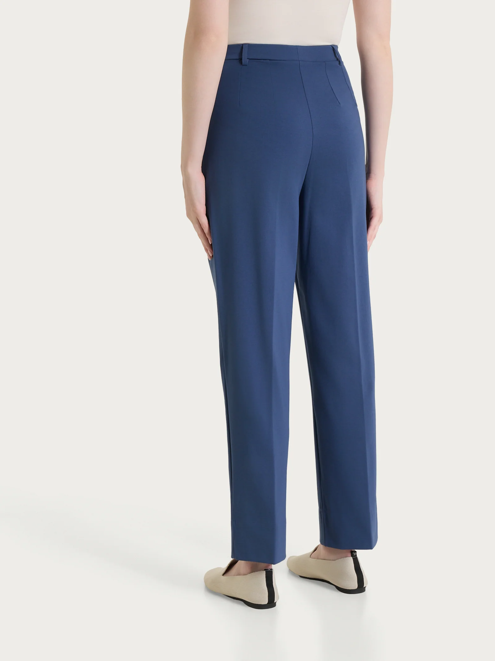 Pantalone a carota con tasche e pinces in Compact Light - Oceana - Image 3