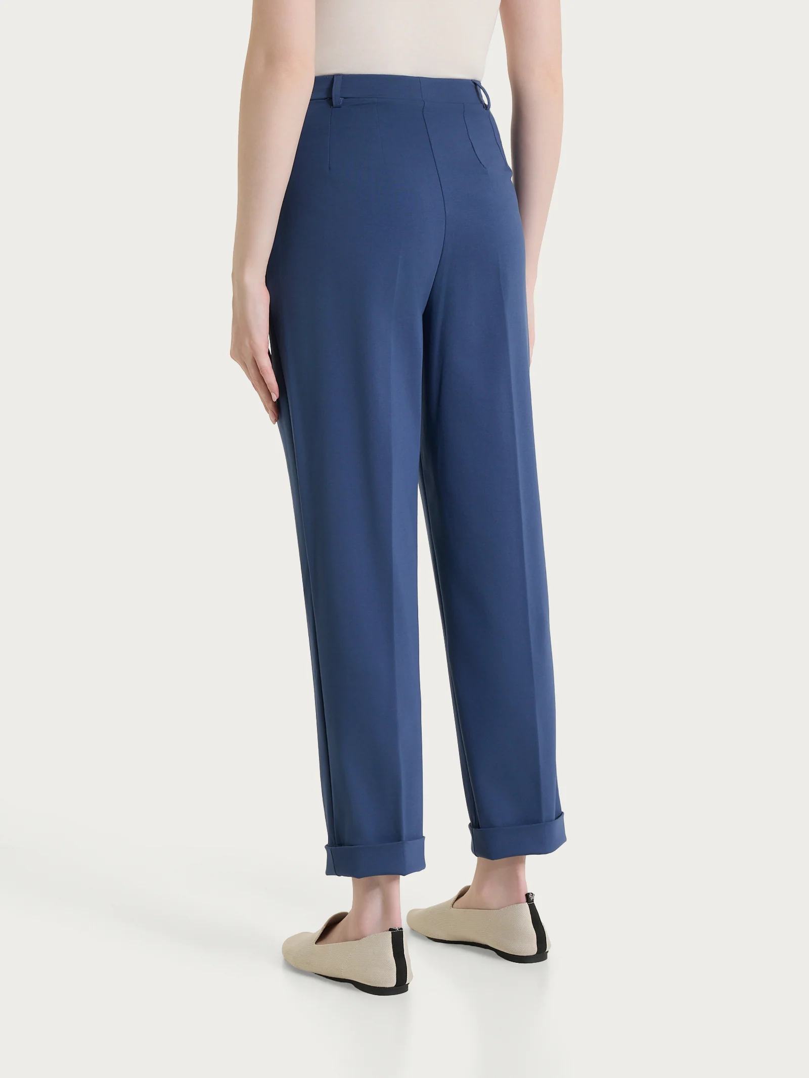 Pantalone a carota con tasche e pinces in Compact Light - Oceana - Image 4