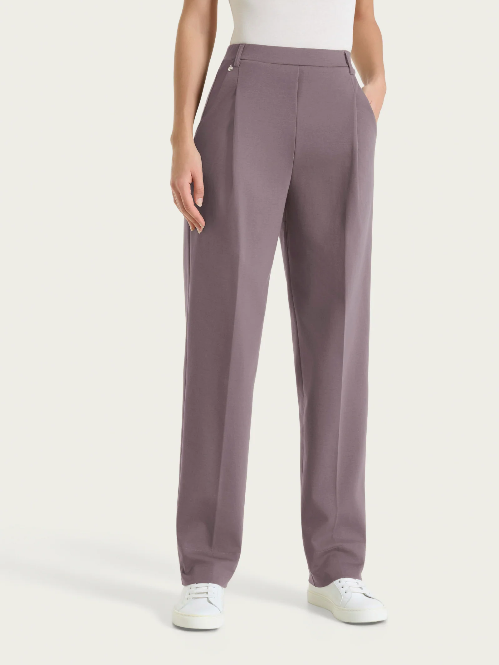 Pantalone a carota con tasche e pinces in Compact Light - Plum Truffle - Image 2
