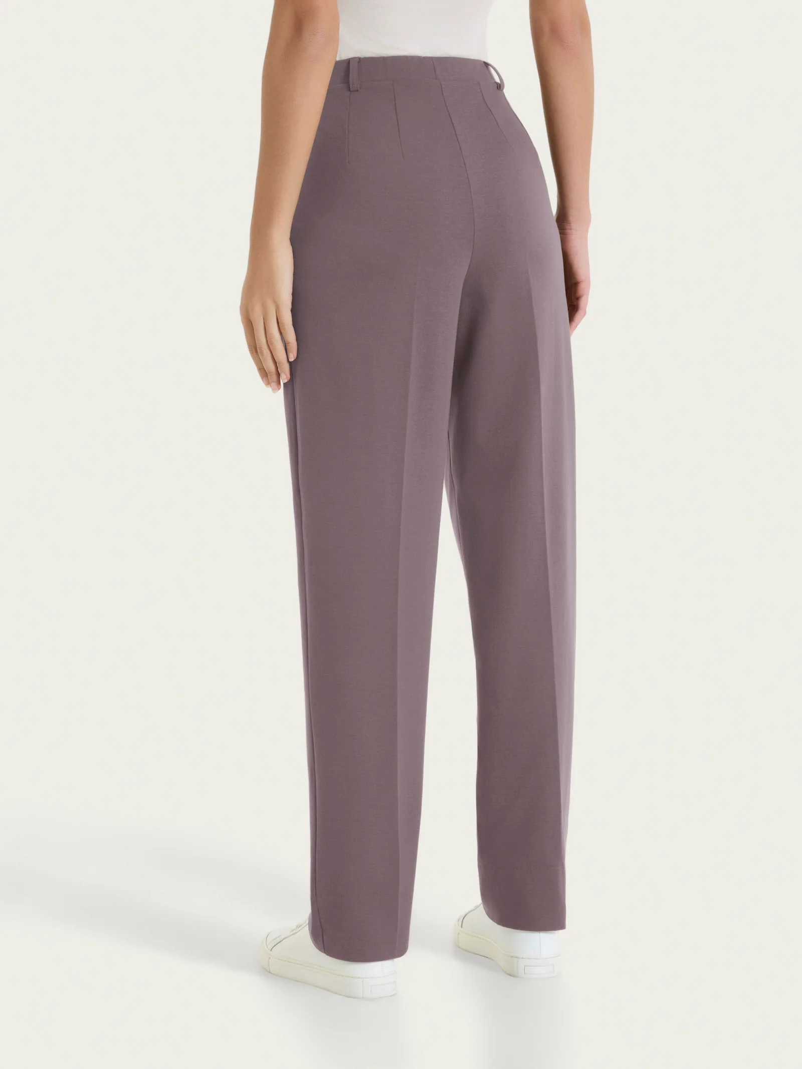Pantalone a carota con tasche e pinces in Compact Light - Plum Truffle - Image 3