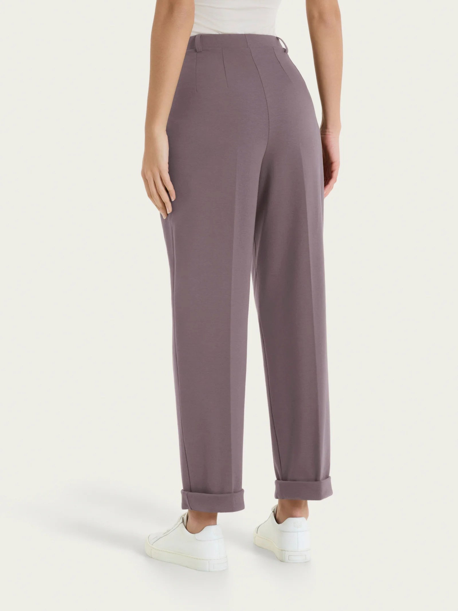 Pantalone a carota con tasche e pinces in Compact Light - Plum Truffle - Image 4