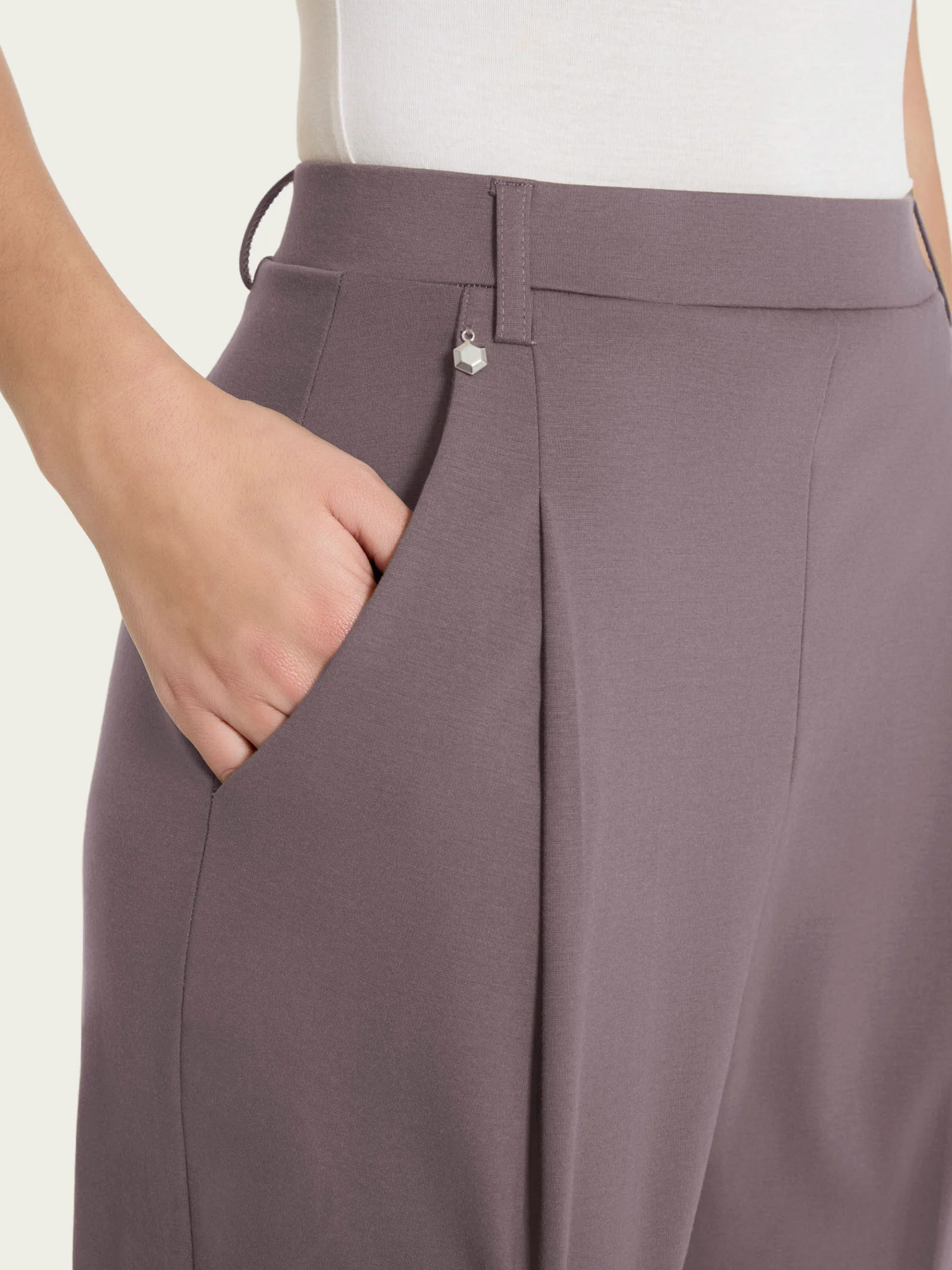 Pantalone a carota con tasche e pinces in Compact Light - Plum Truffle - Image 5