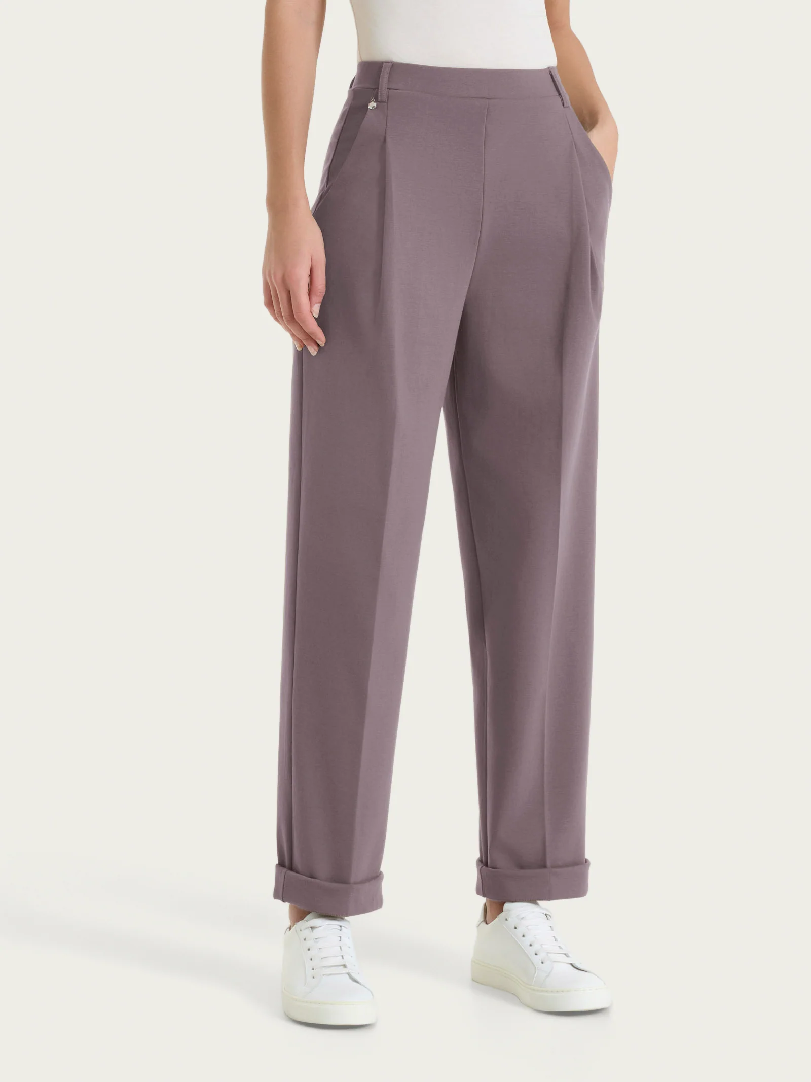 Pantalone a carota con tasche e pinces in Compact Light - Plum Truffle - Image 7