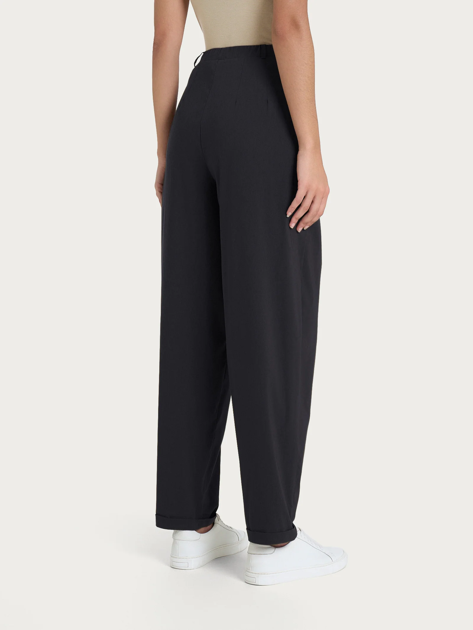 Pantalone a carota con tasche e pinces in Super Fresh - Nero - Image 2