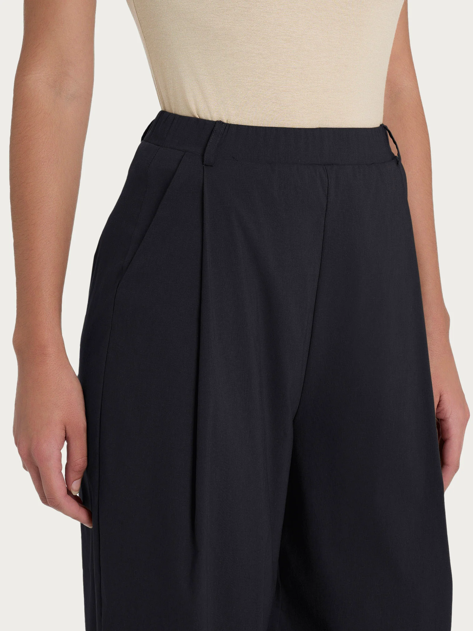 Pantalone a carota con tasche e pinces in Super Fresh - Nero - Image 3