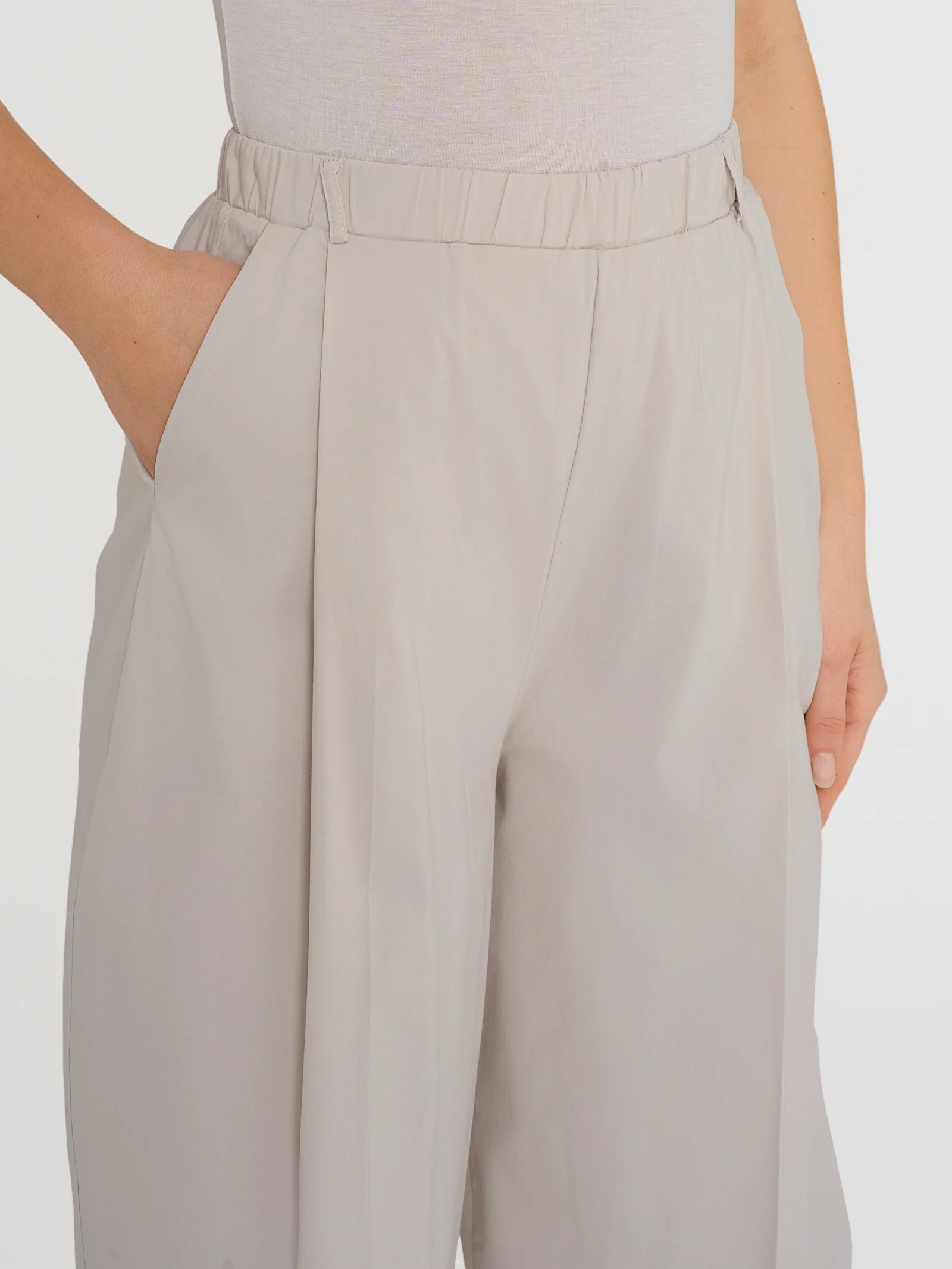 Pantalone a carota con tasche e pinces in Super Fresh - Champignon - Image 3