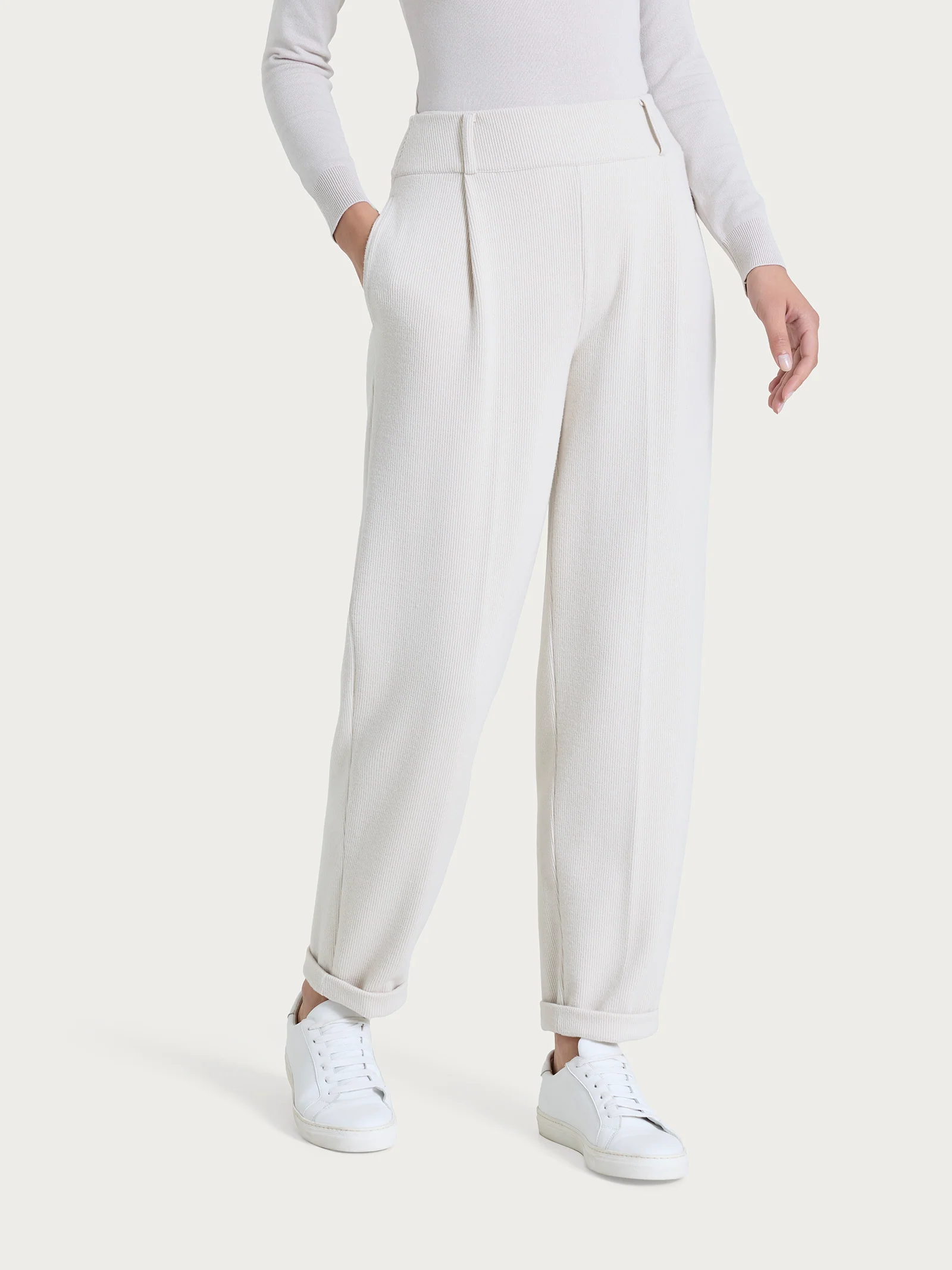 Pantalone a carota con tasche e pinces in Velvet - Champignon - Image 2
