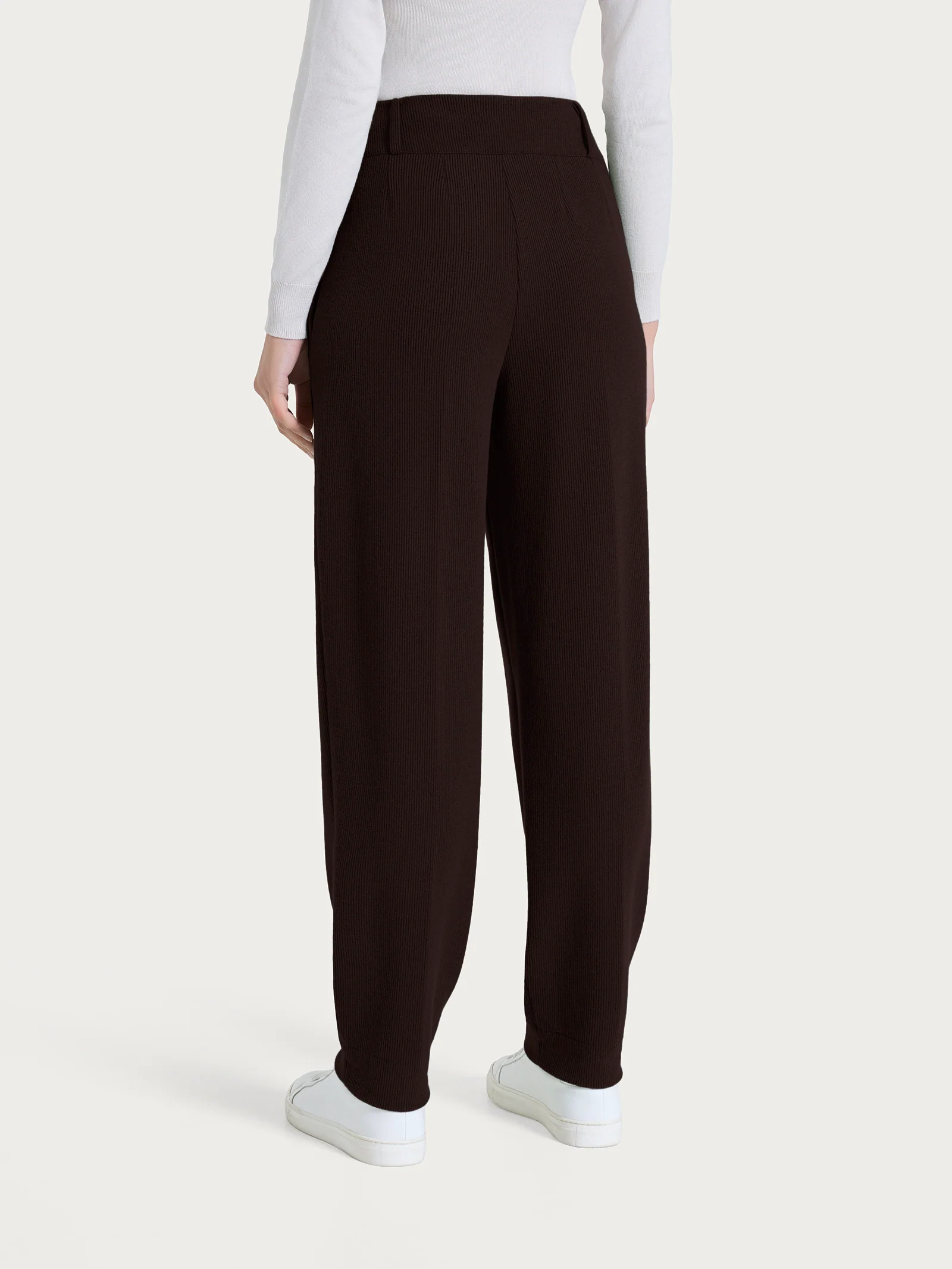 Pantalone a carota con tasche e pinces in Velvet - Chocolate Torte - Image 3