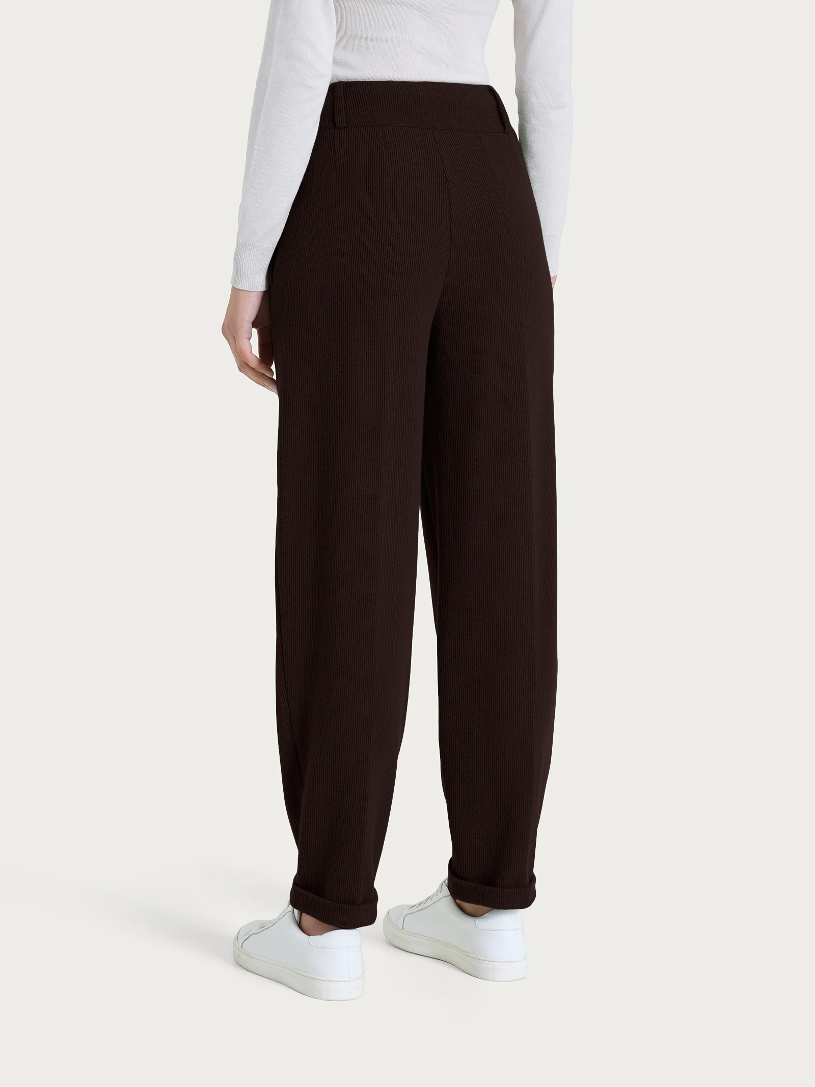 Pantalone a carota con tasche e pinces in Velvet - Chocolate Torte - Image 4