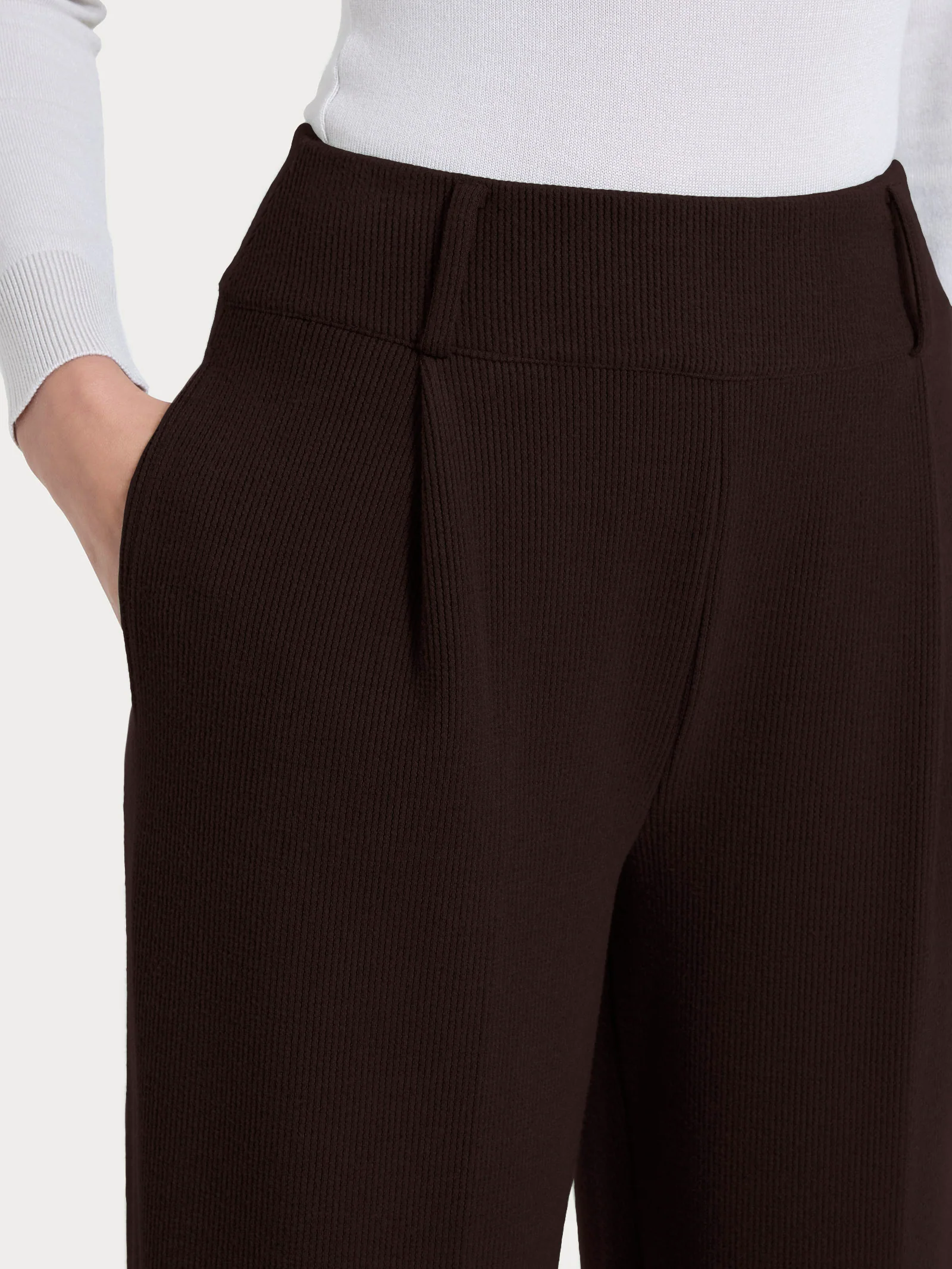 Pantalone a carota con tasche e pinces in Velvet - Chocolate Torte - Image 5