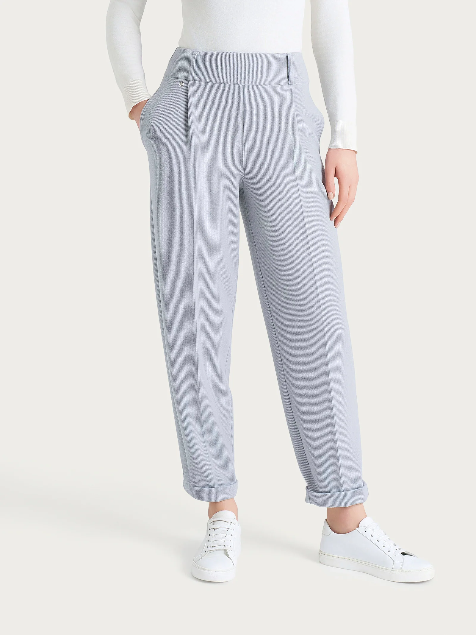Pantalone a carota con tasche e pinces in Velvet - Ultimate Gray - Image 2