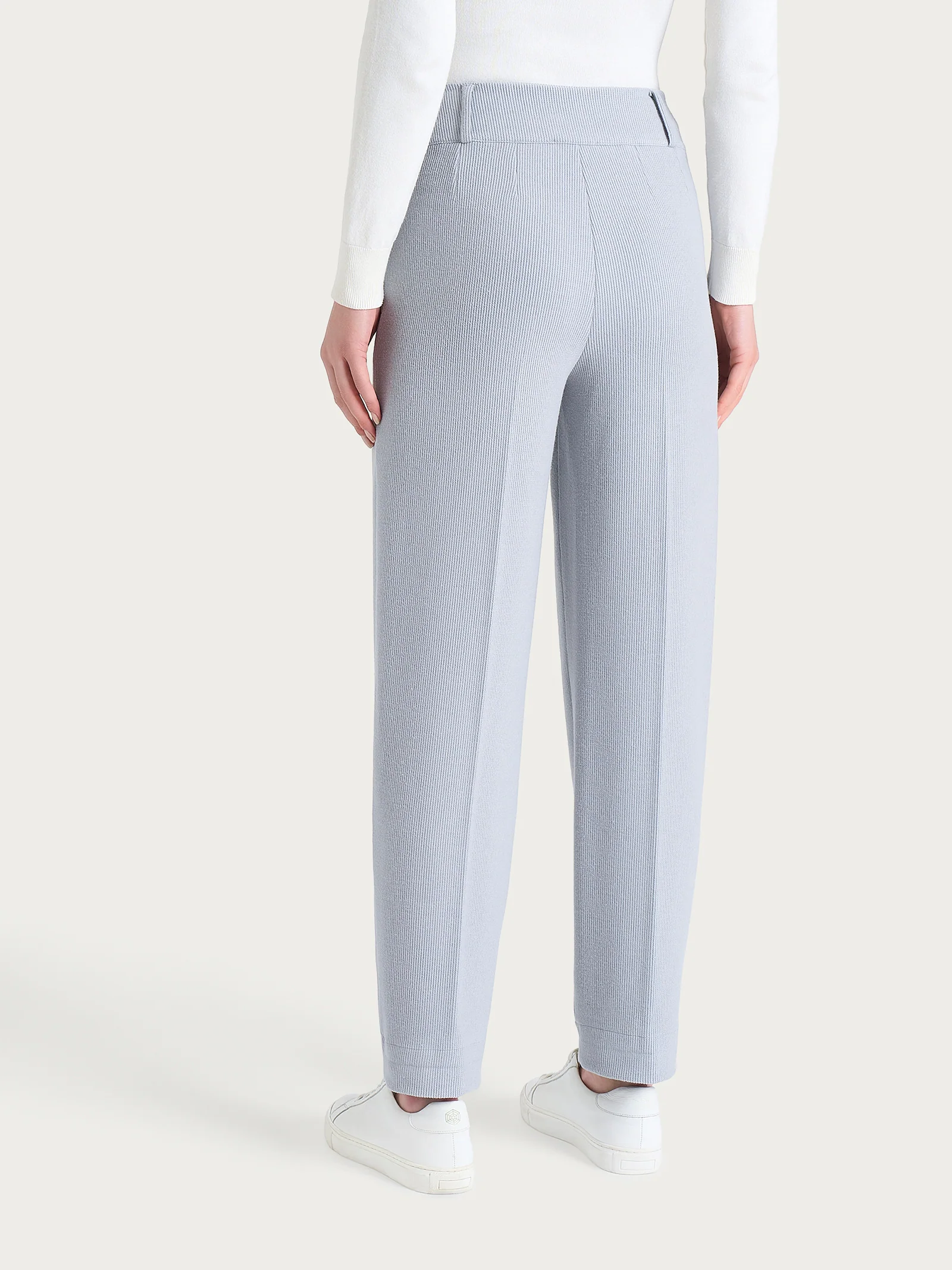 Pantalone a carota con tasche e pinces in Velvet - Ultimate Gray - Image 3