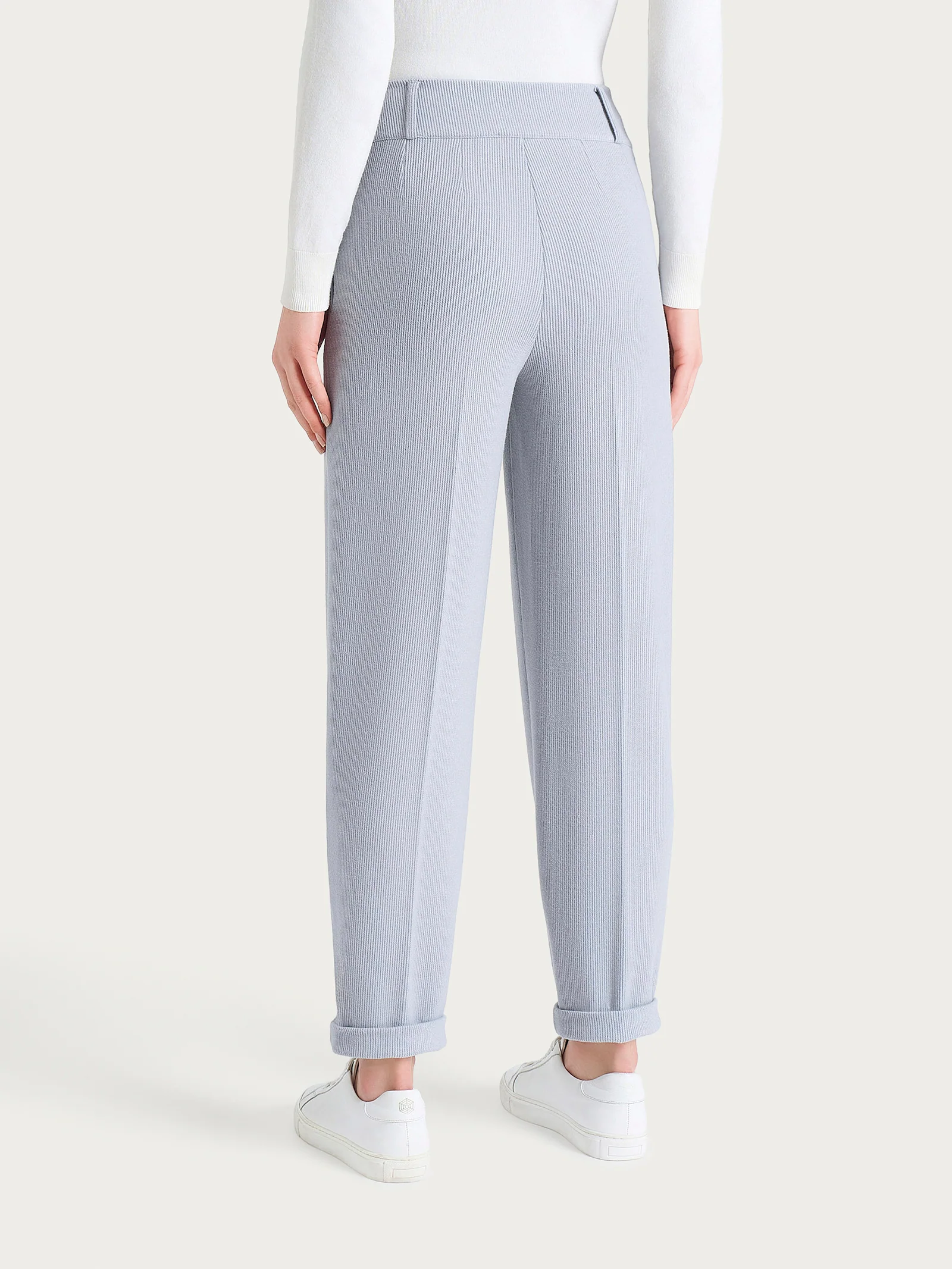 Pantalone a carota con tasche e pinces in Velvet - Ultimate Gray - Image 4