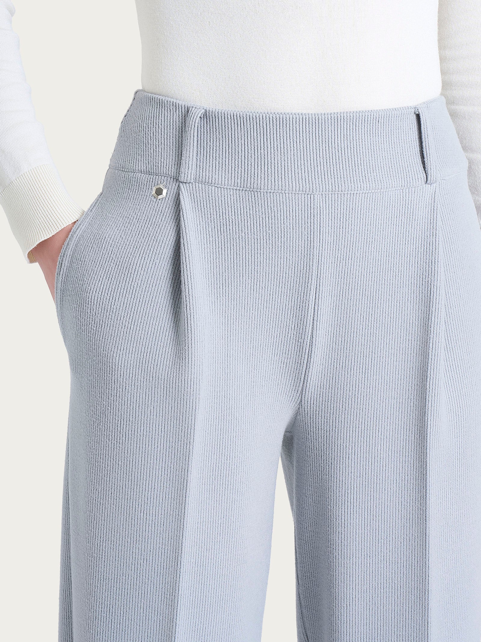 Pantalone a carota con tasche e pinces in Velvet - Ultimate Gray - Image 5
