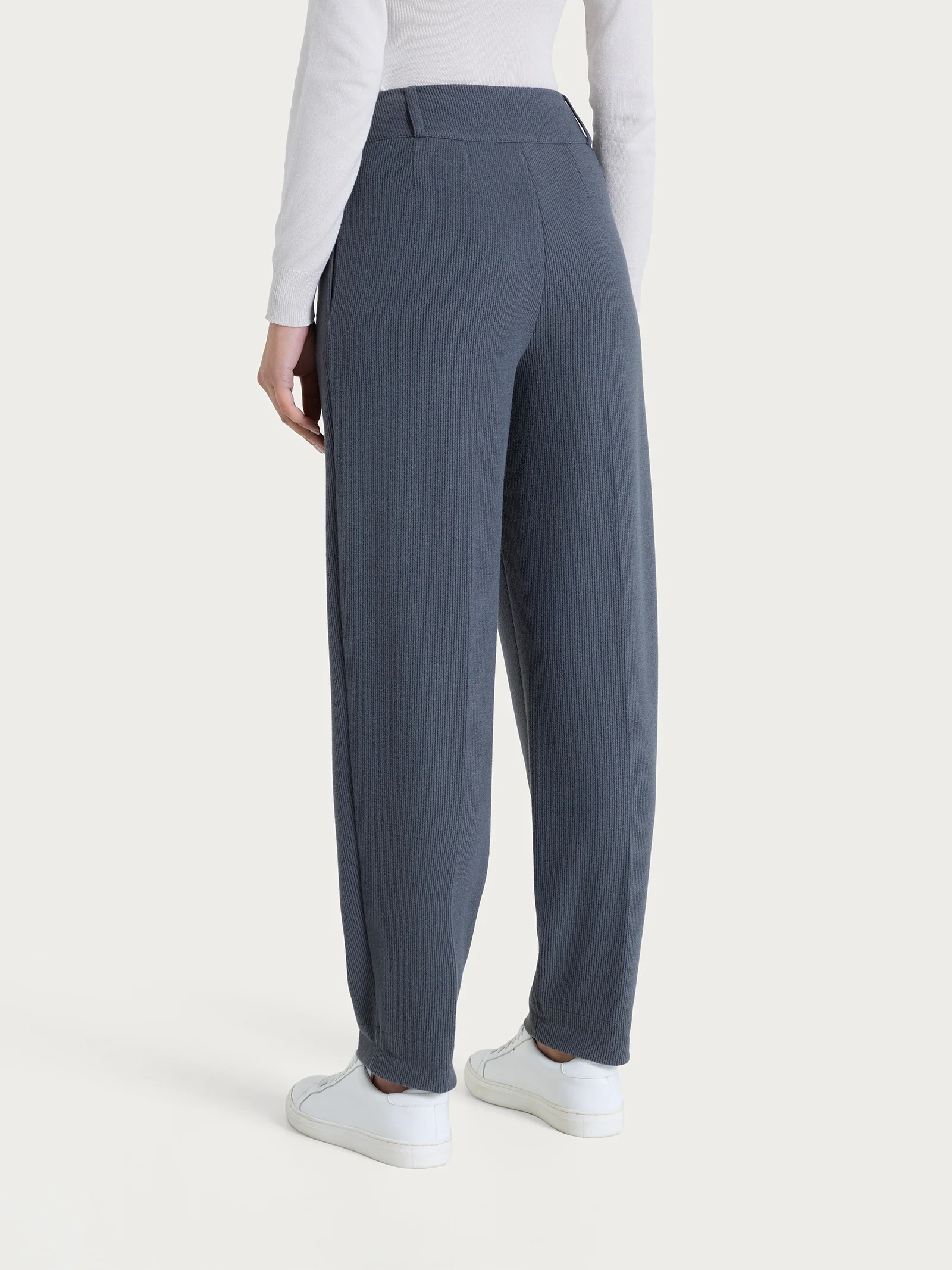 Pantalone a carota con tasche e pinces in Velvet - Dark Shadow - Image 3