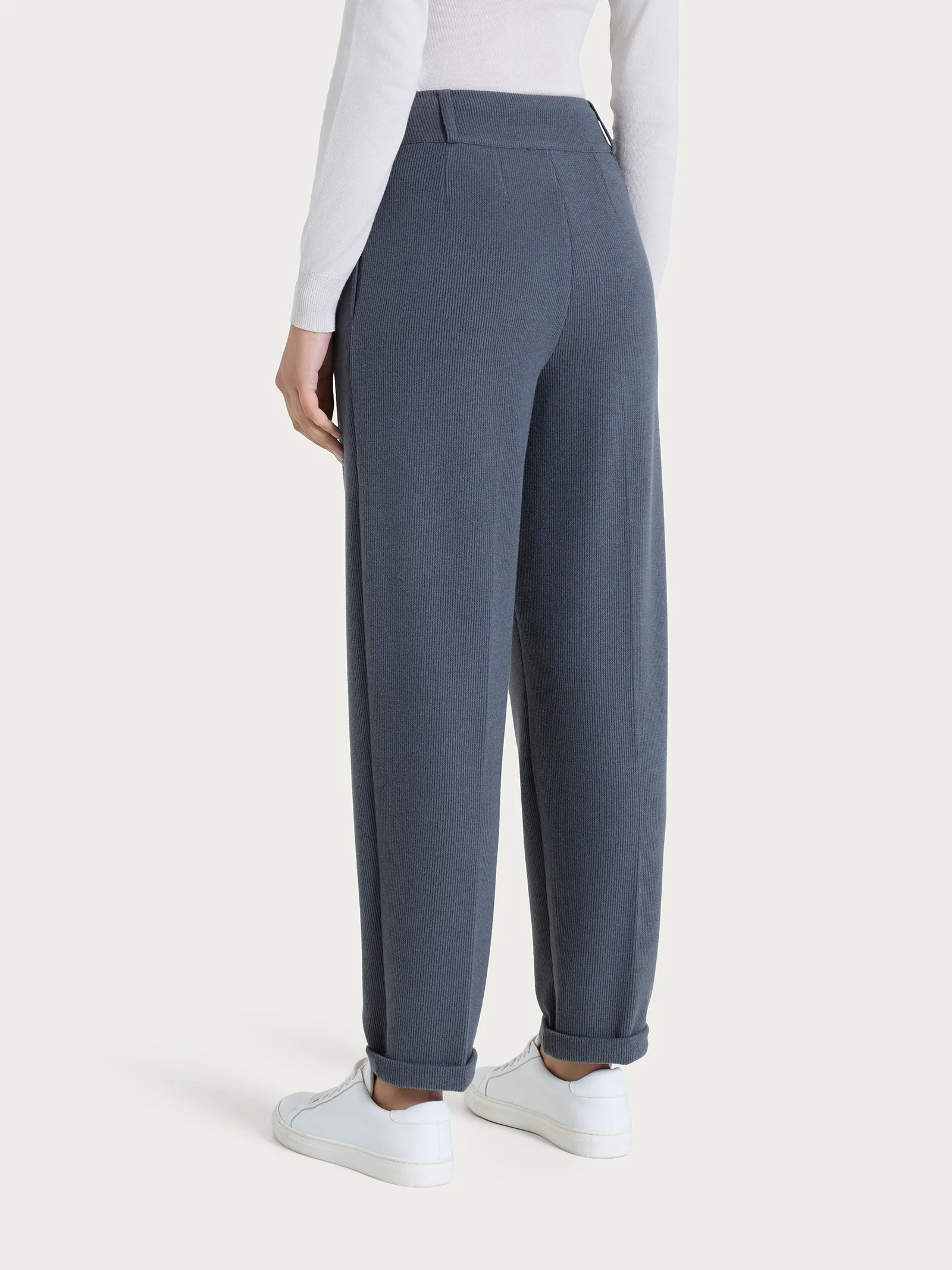 Pantalone a carota con tasche e pinces in Velvet - Dark Shadow - Image 4