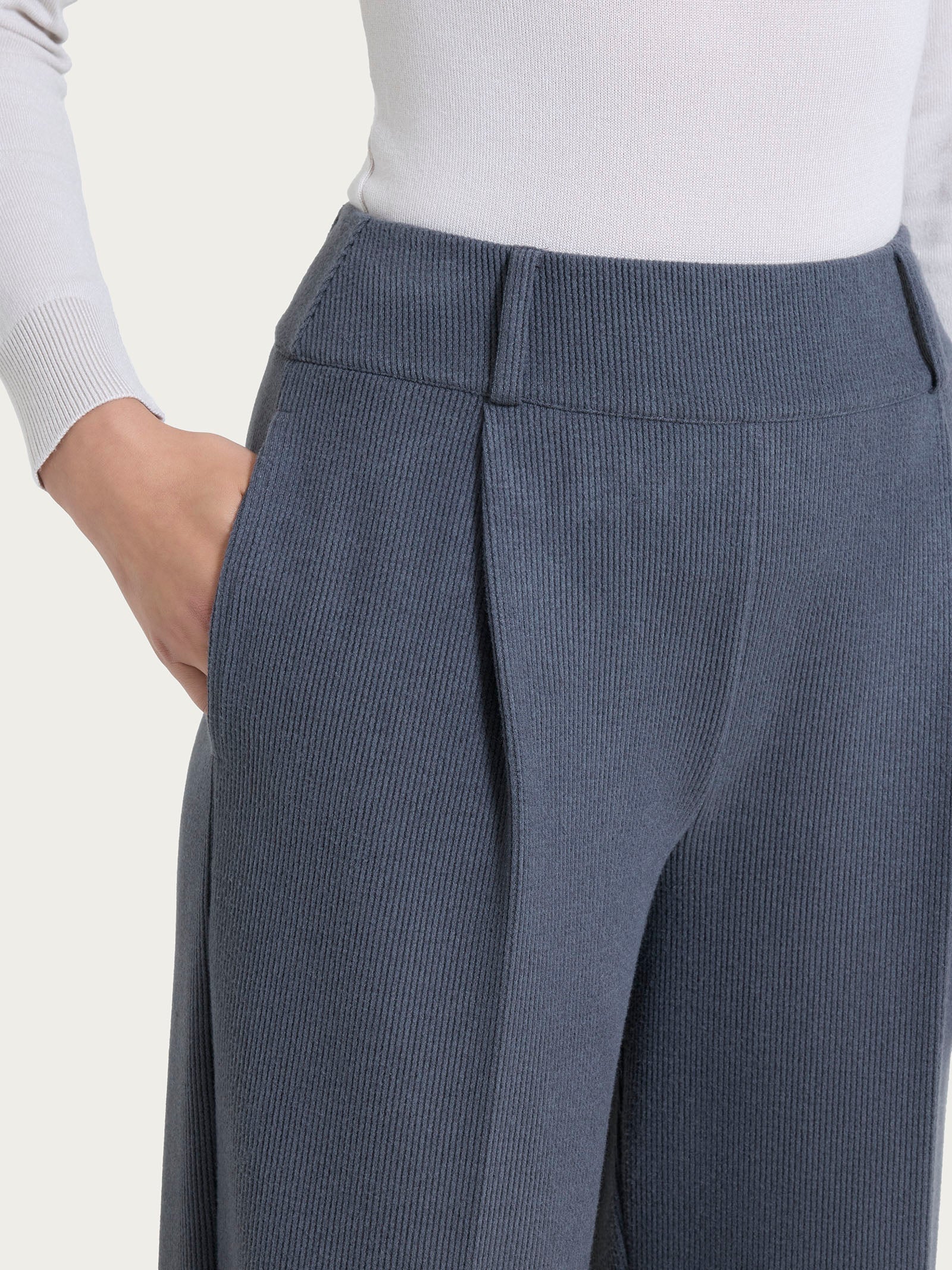 Pantalone a carota con tasche e pinces in Velvet - Dark Shadow - Image 5