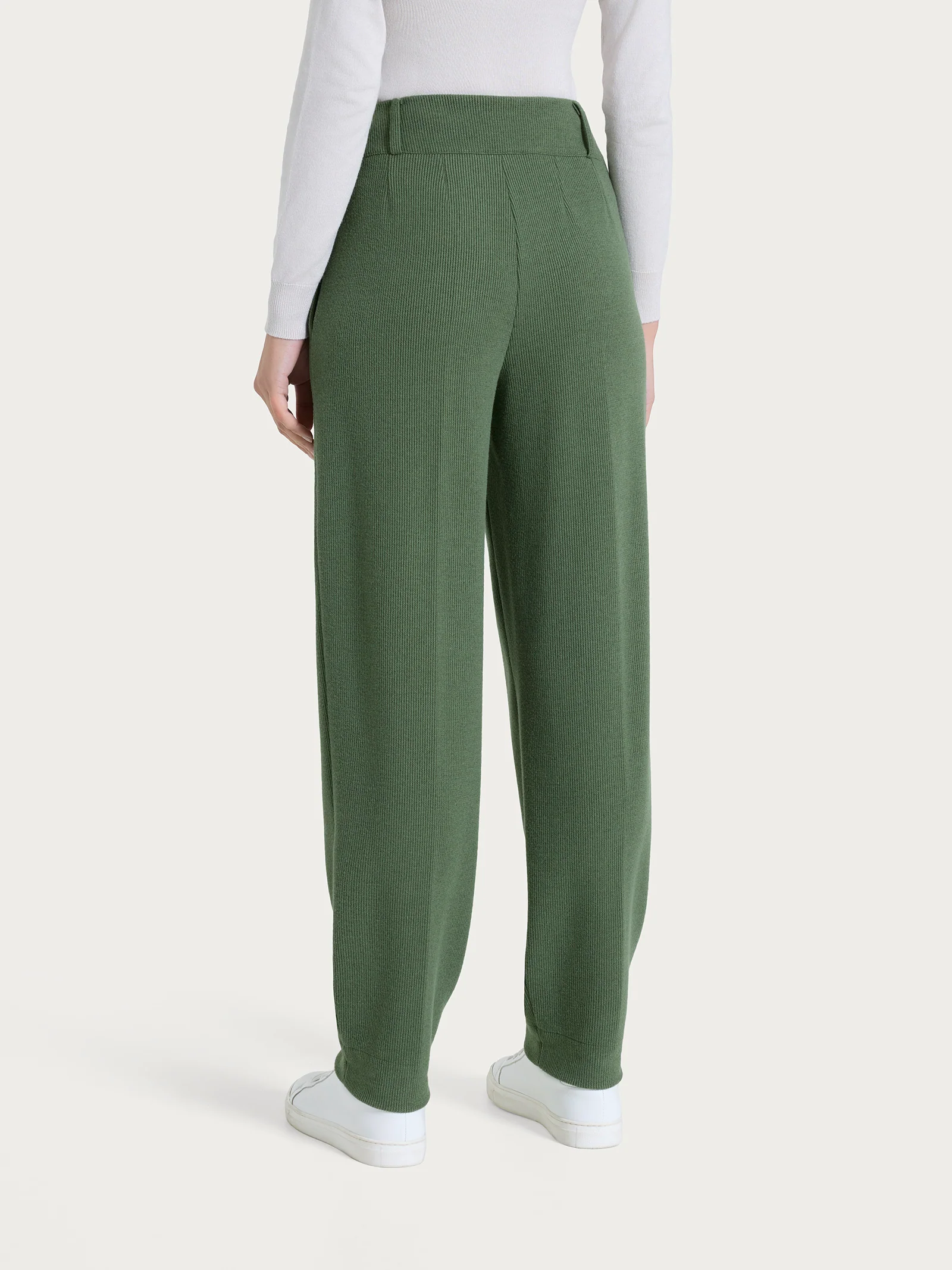 Pantalone a carota con tasche e pinces in Velvet - Bronze Green - Image 3